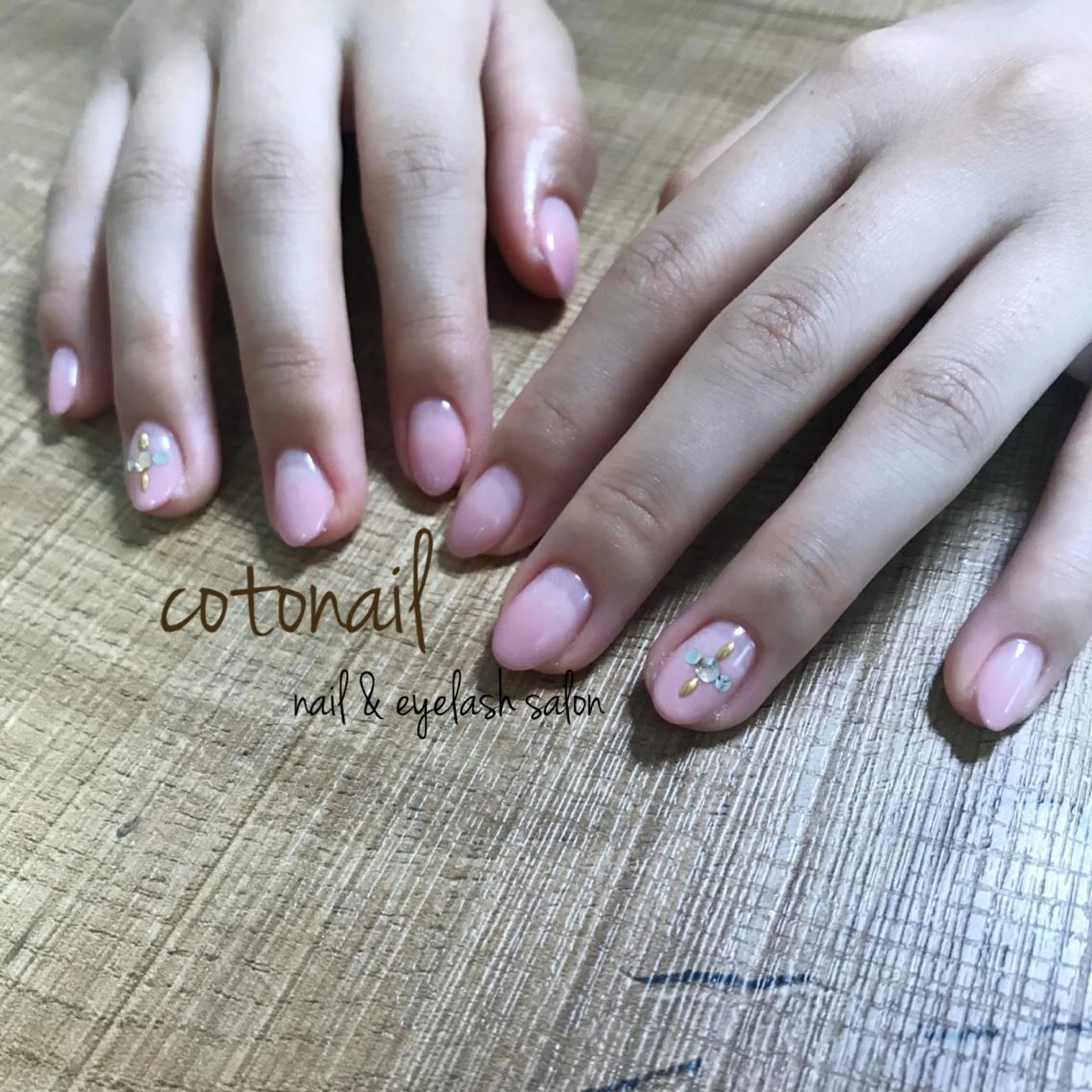 ミディアム ネイル シンプルネイル ハンドネイル ツメトマツゲ .のネイルデザイン