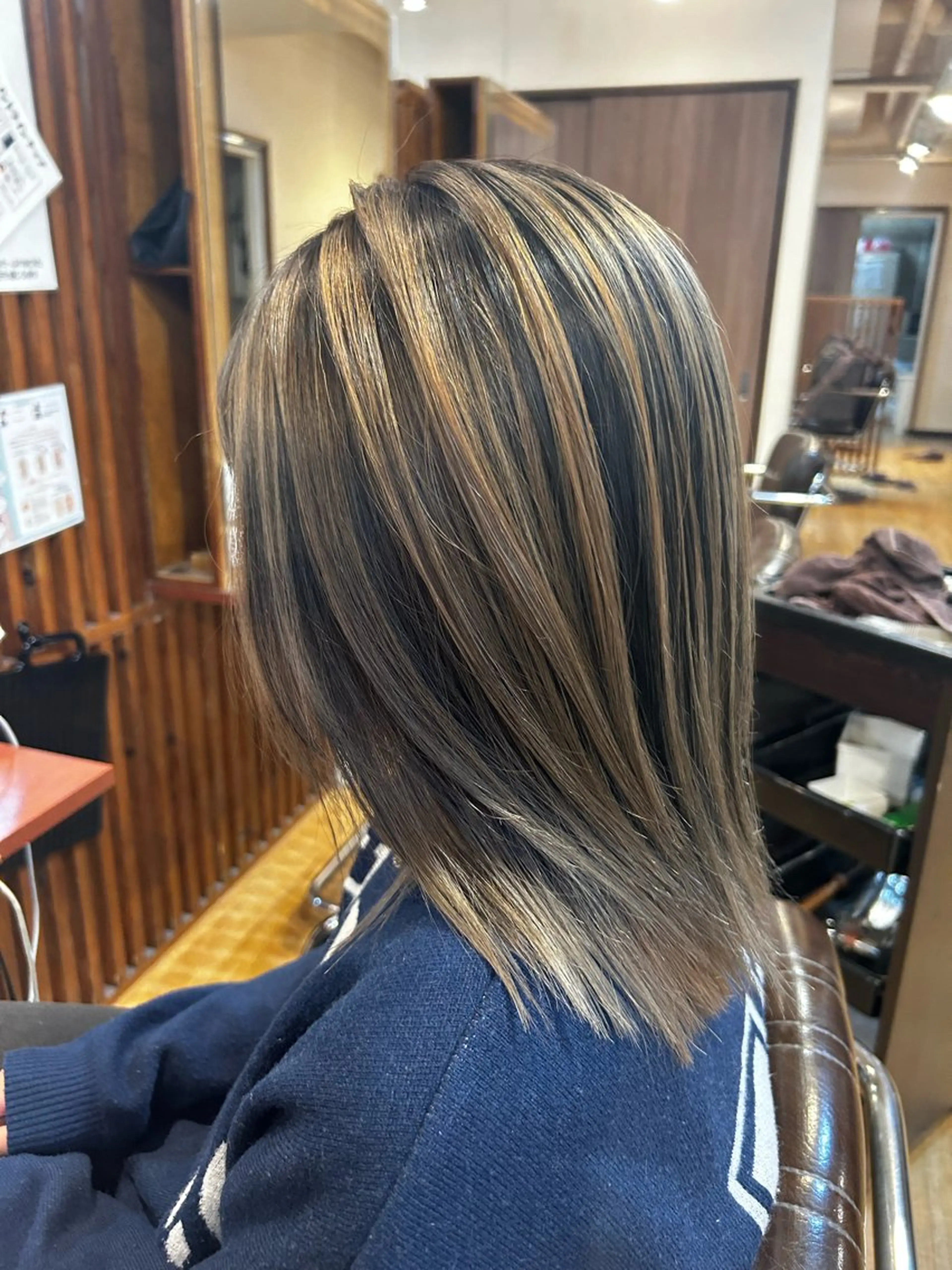 ミディアム カラー バレイヤージュ ベージュカラー レイヤーカット カット ヘアカラー 海外ガール ハイトーン　竹井俊介のヘアスタイル