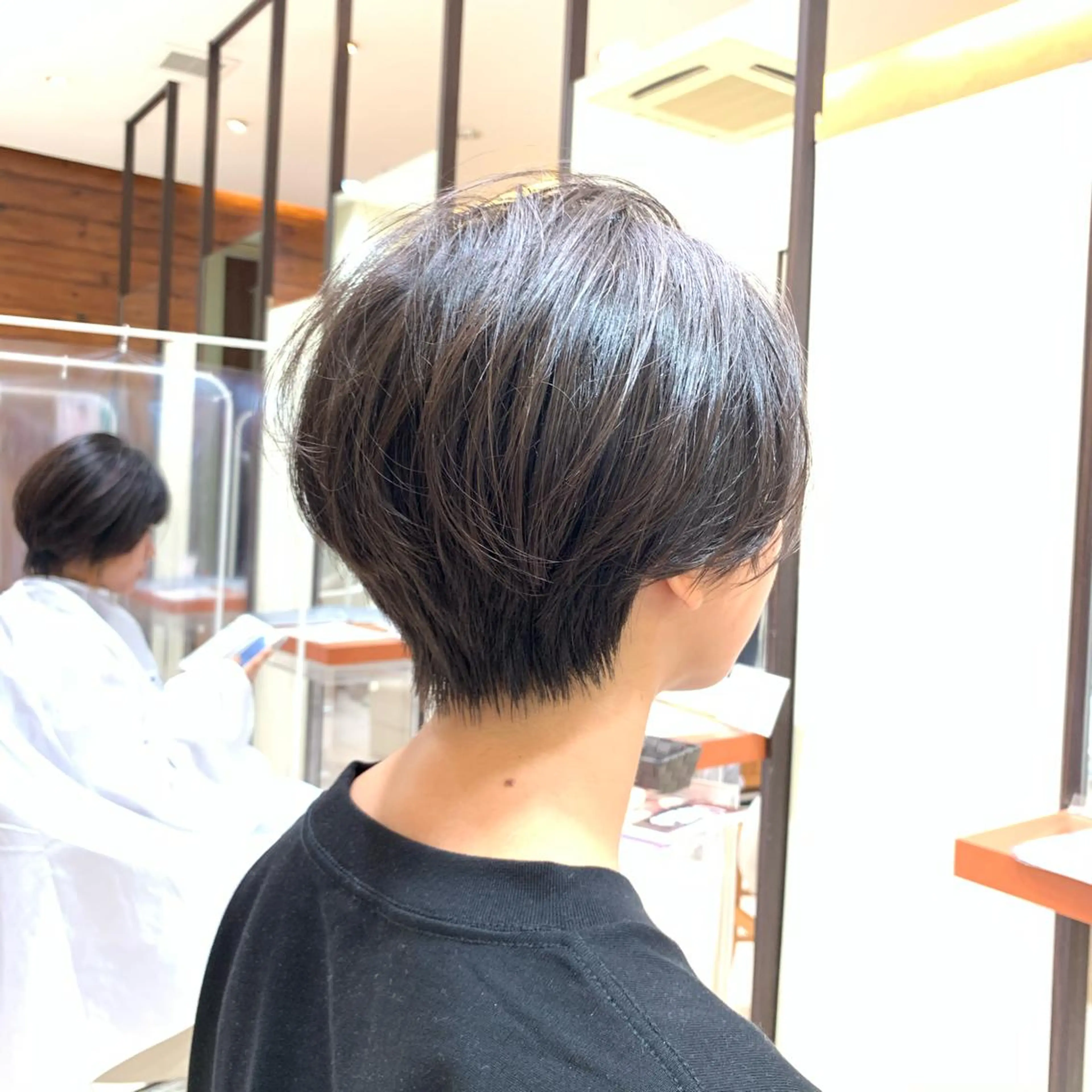 ショート カラー MODEks eau 佐藤優志のヘアスタイル