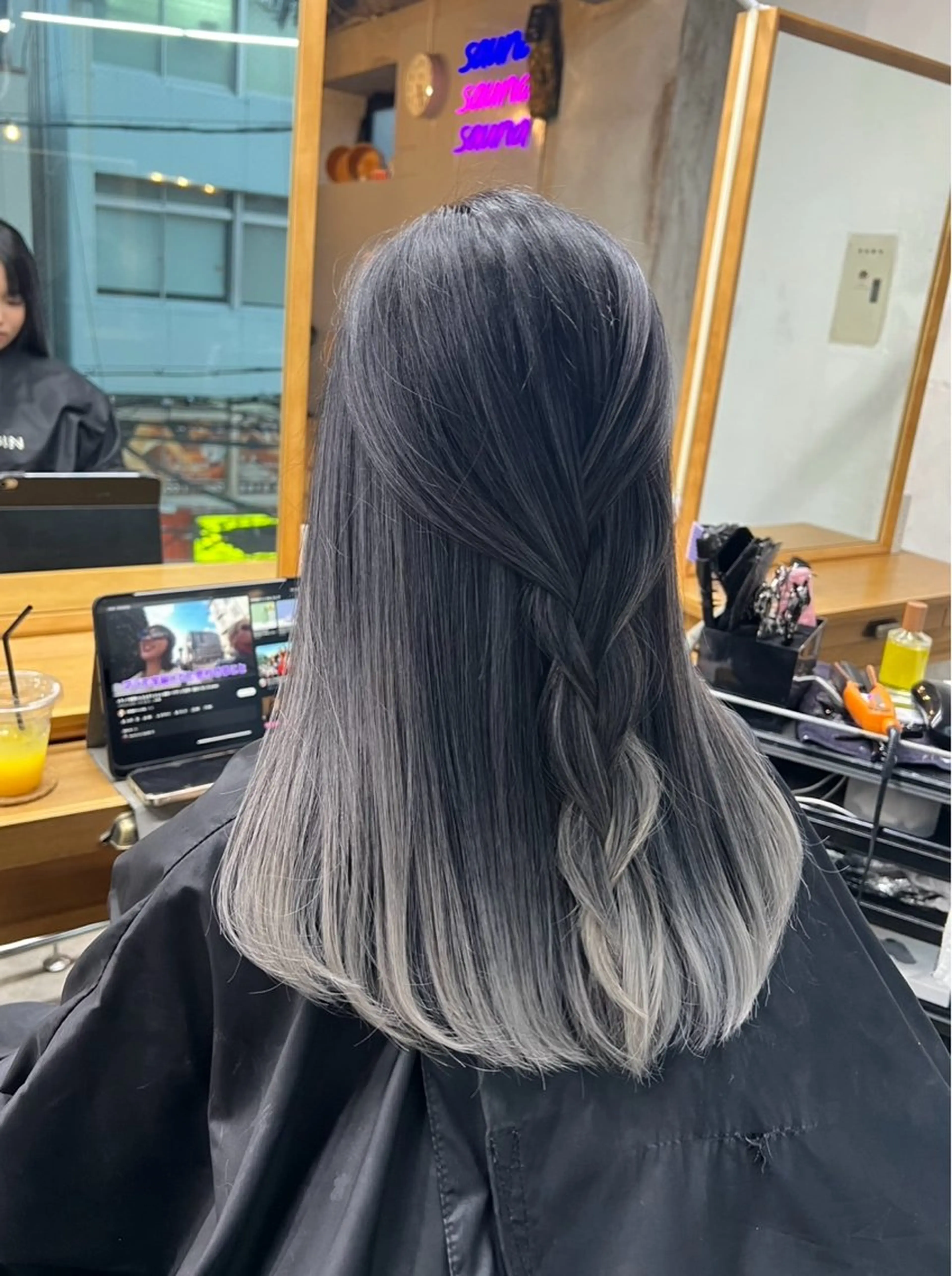 セミロング カラー ヘアアレンジ バレイヤージュ シルバー ホワイトシルバー レイヤーカット ヘアカラー トリートメント ROBIN所属・指名数No.1 /NAOYAのヘアスタイル