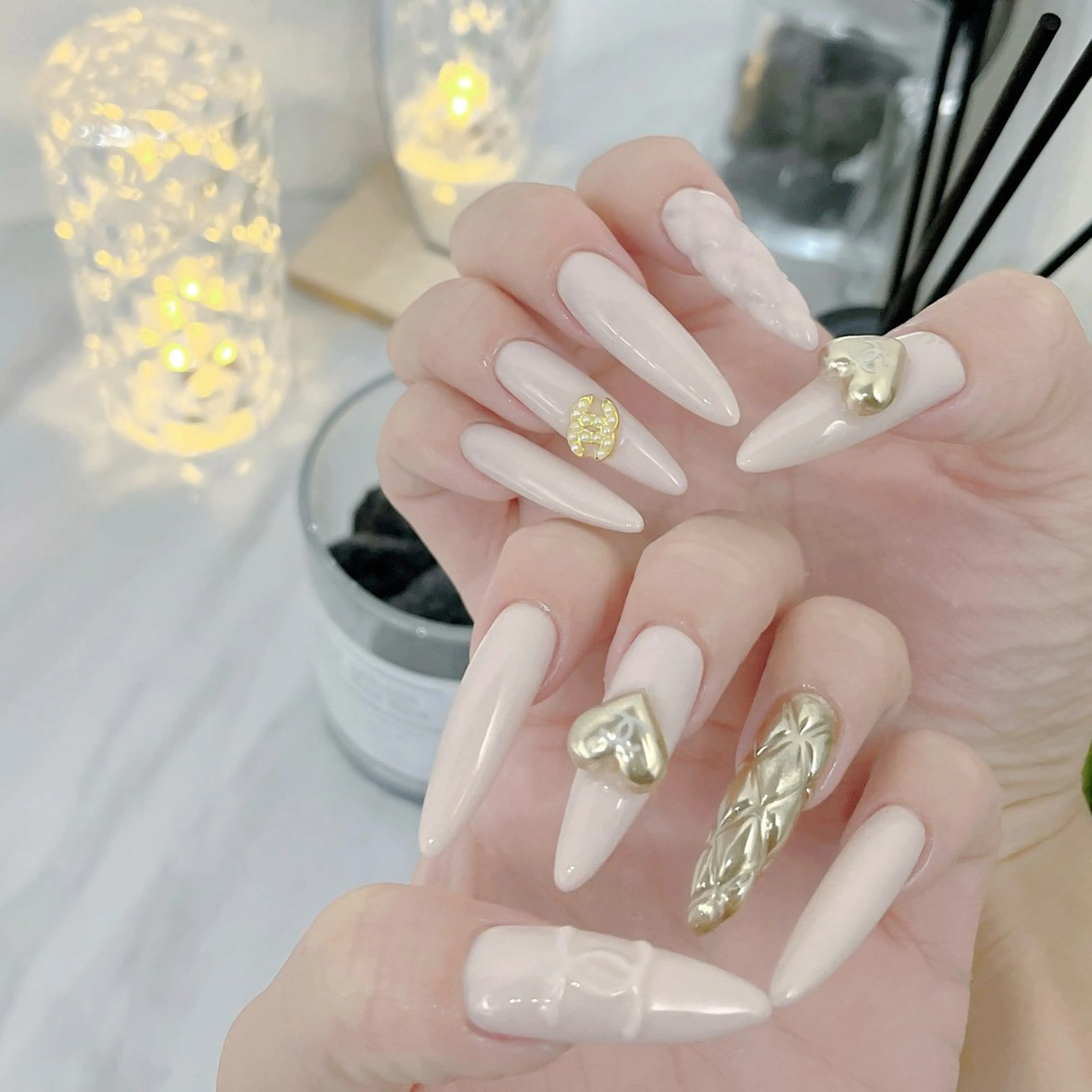 ネイル フットネイル フレンチネイル ジェルネイル ハート ラメ(グリッター) ハンドネイル NEO Beauty Salon所属・𝐍𝐄𝐎 𝐉𝐔𝐑𝐈のネイルデザイン