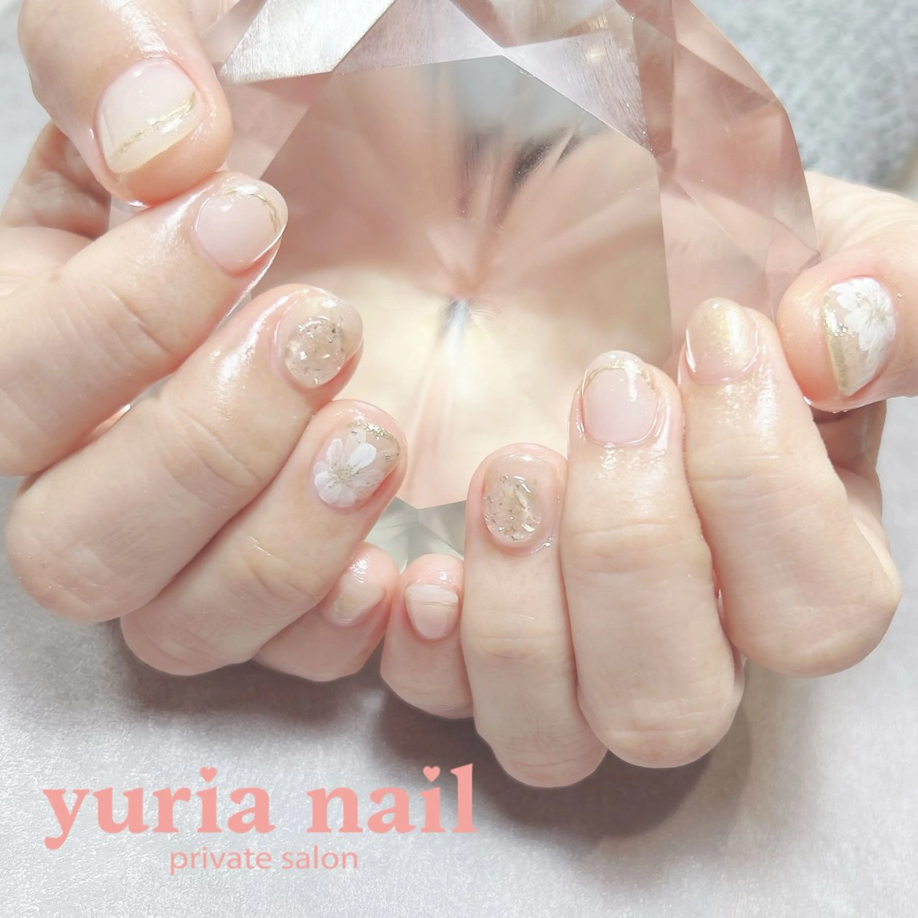 ネイル フラワーネイル ジェルネイル ゴールド ニュアンスネイル ホワイト ハンドネイル 小林 ゆりあのネイルデザイン