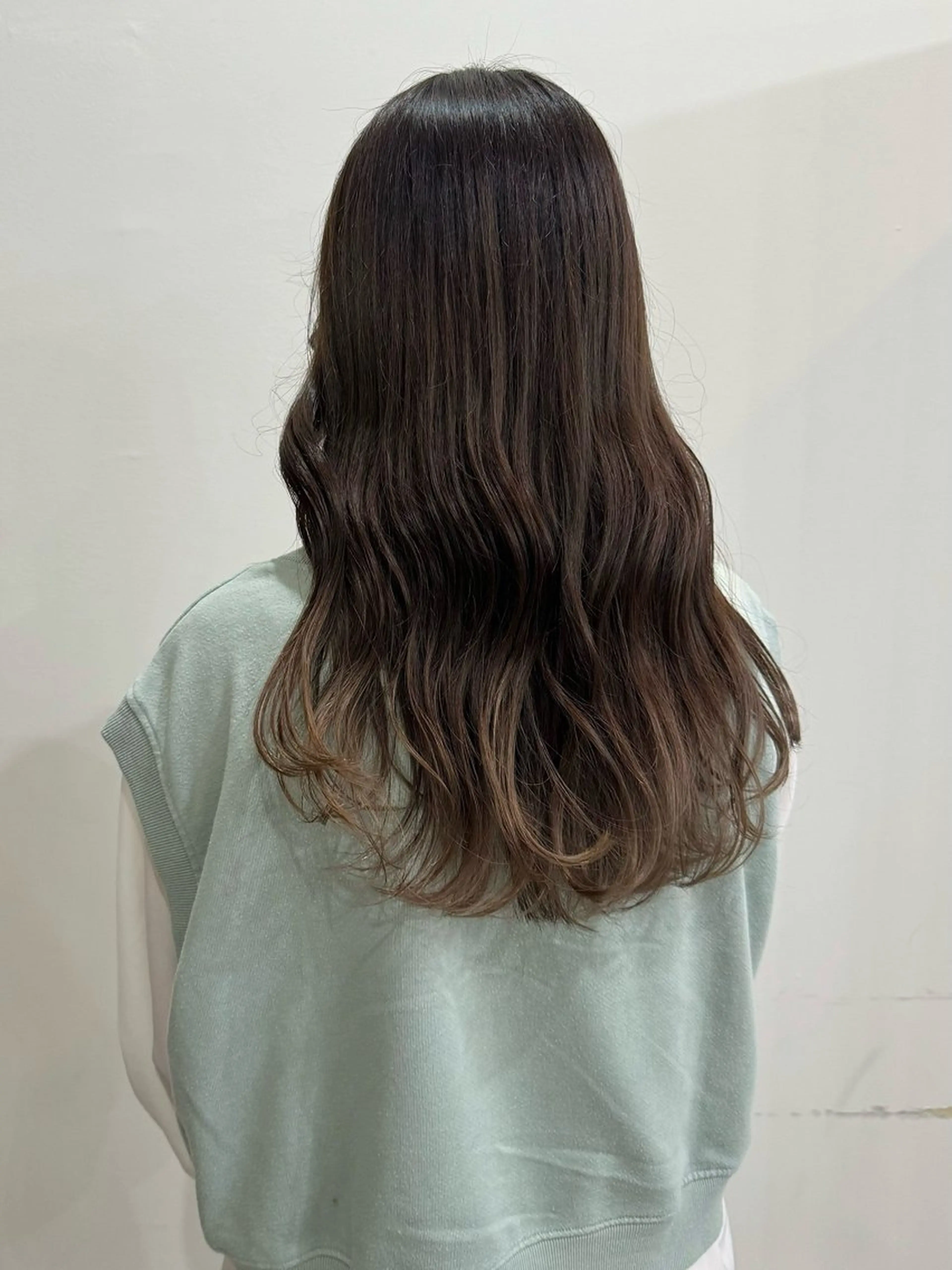 ロング カラー ベージュカラー ブラウンカラー ヘアカラー 切りっぱなしボブ/ ブリーチカラー/大塚のヘアスタイル