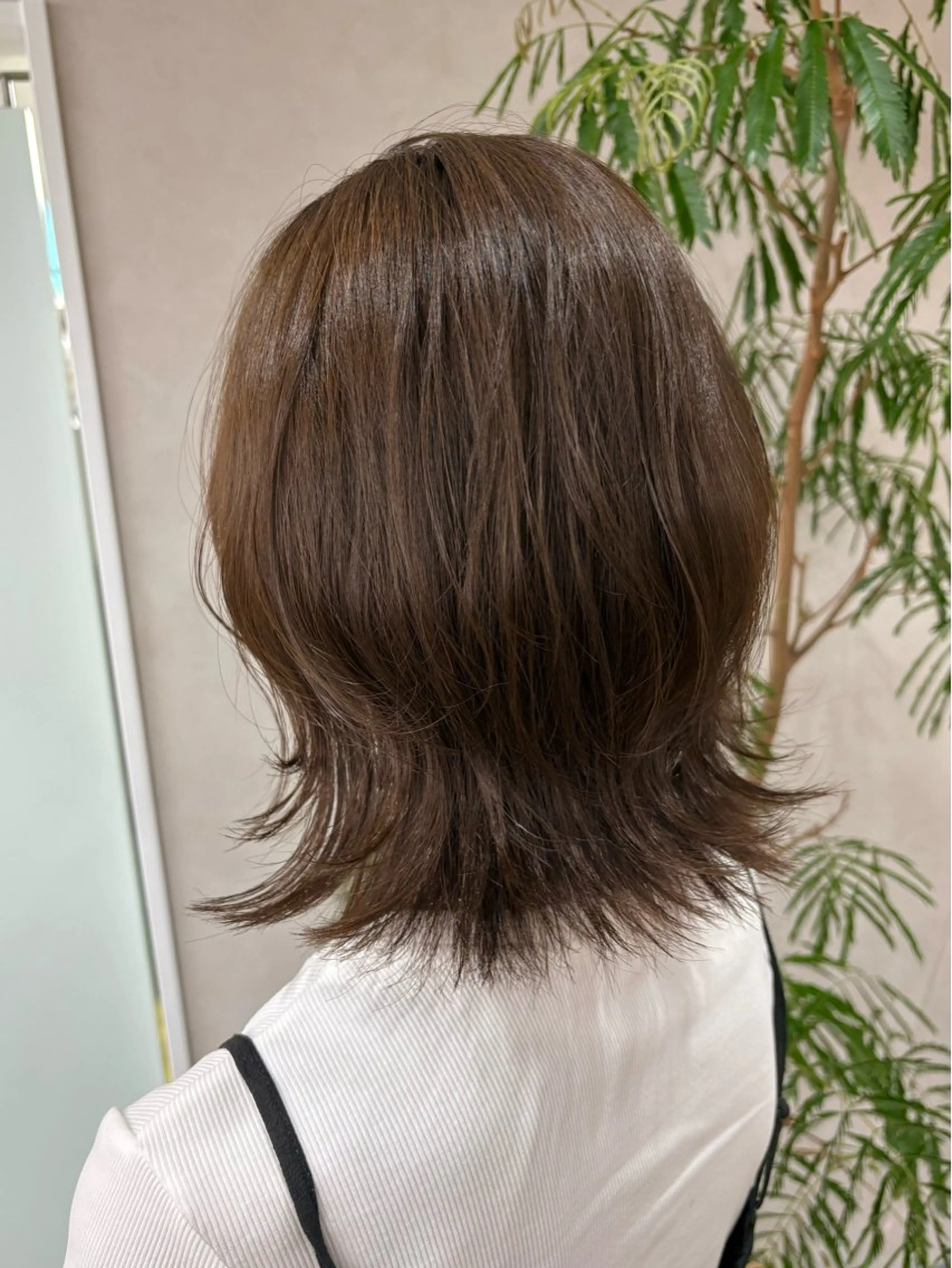 ミディアム カラー くびれヘア 外ハネヘア カット ヘアカラー qumu 横浜所属・縮毛矯正/髪質改善 /似合わせカットのヘアスタイル