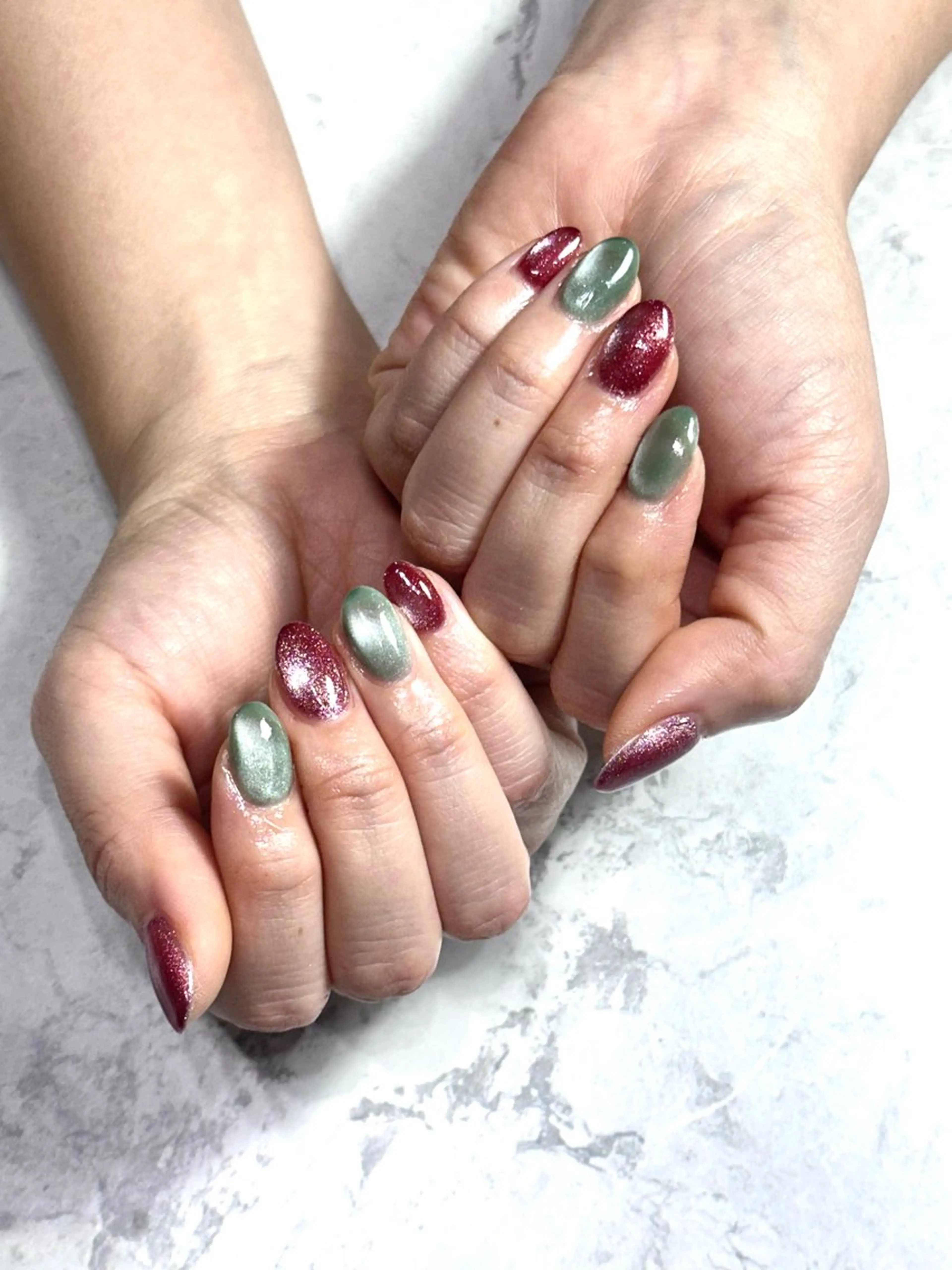 ネイル グリーン マグネットネイル ミラーネイル ニュアンスネイル 赤色 ハンドネイル Reline🌼ネイ リストKARINのネイルデザイン