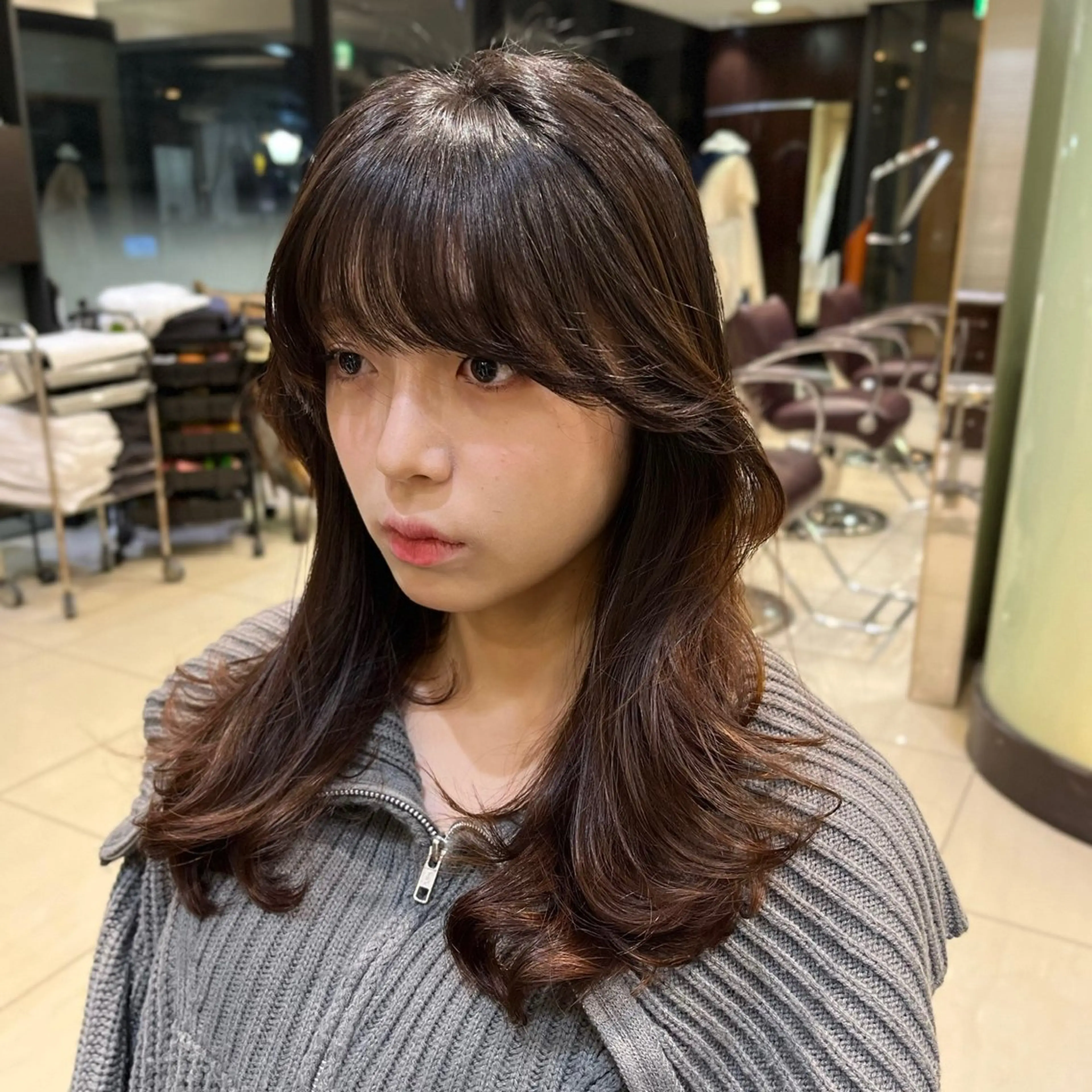セミロング パーマ セミロングパーマ くびれヘア 韓国風ヘア タンバルモリパーマ 礒井メンキのヘアスタイル