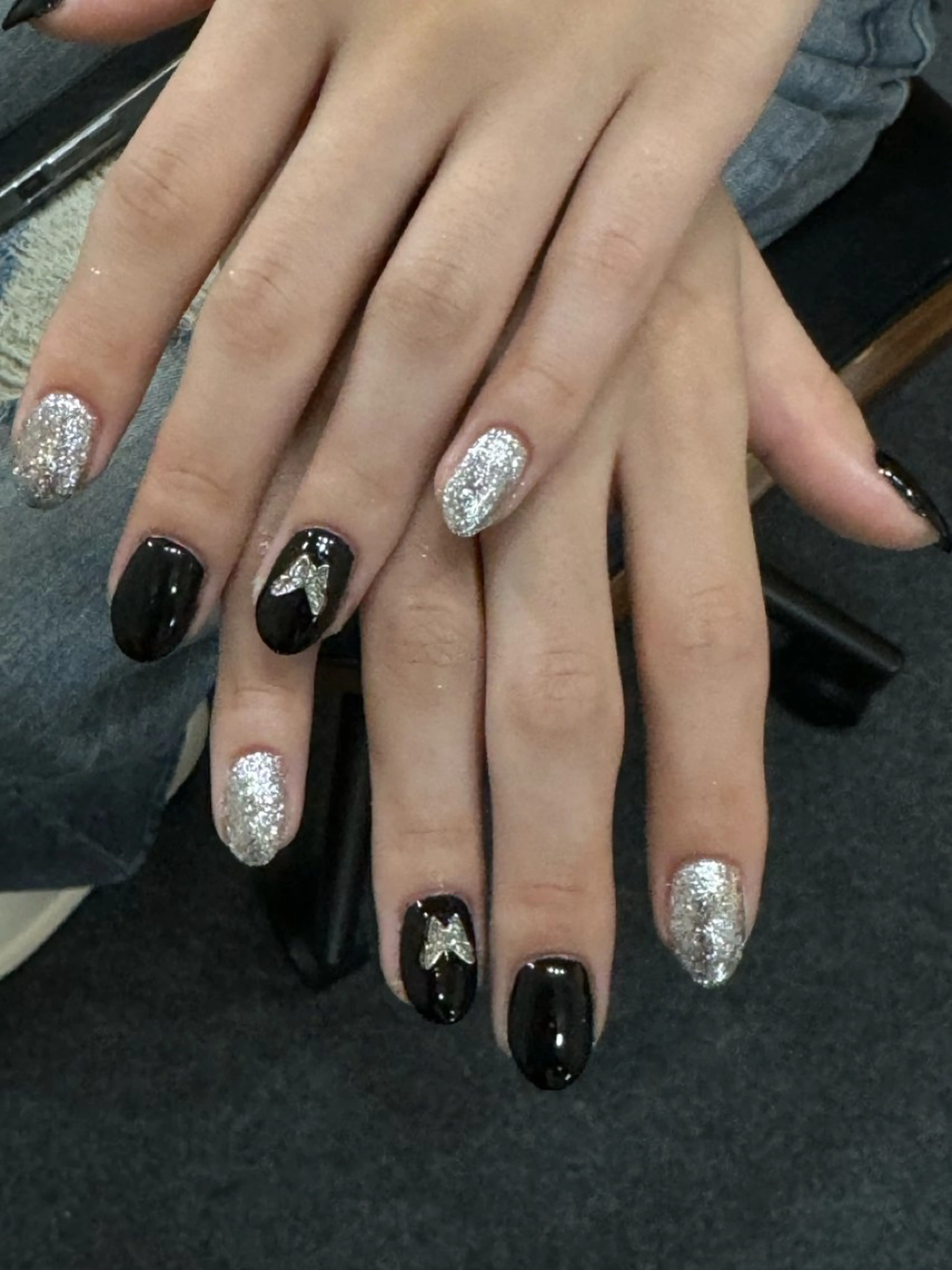 ネイル キラキラネイル ラメ(グリッター) シルバー ハンドネイル ハンドケア 🎀NAIL🎀 AI🪄︎︎◝✩のネイルデザイン