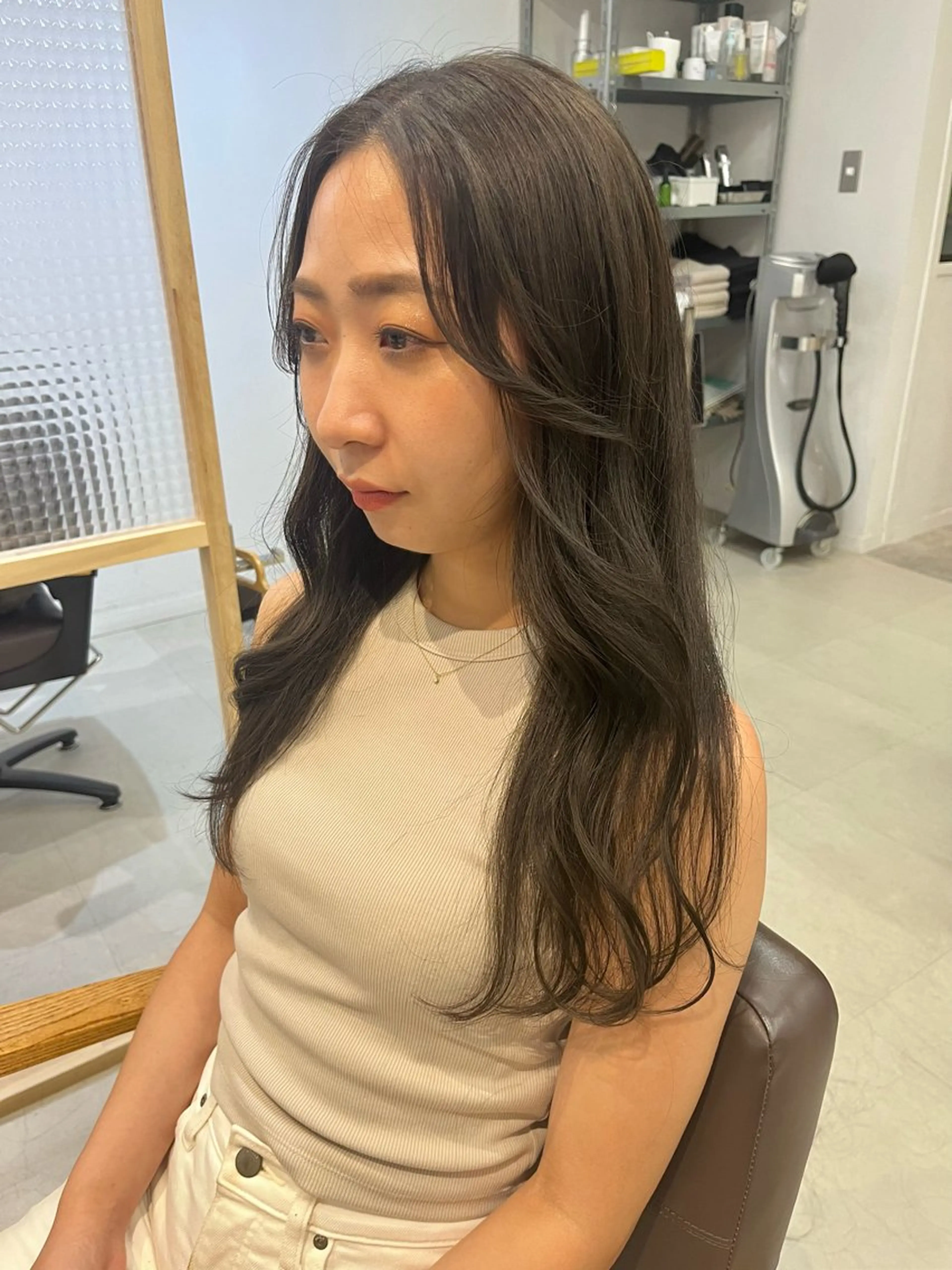 ロング カラー ブリーチ グレージュ ブリーチなしカラー オリーブグレージュ オリーブグレー ブリーチなしカラー ダブルカラーエクステのヘアスタイル