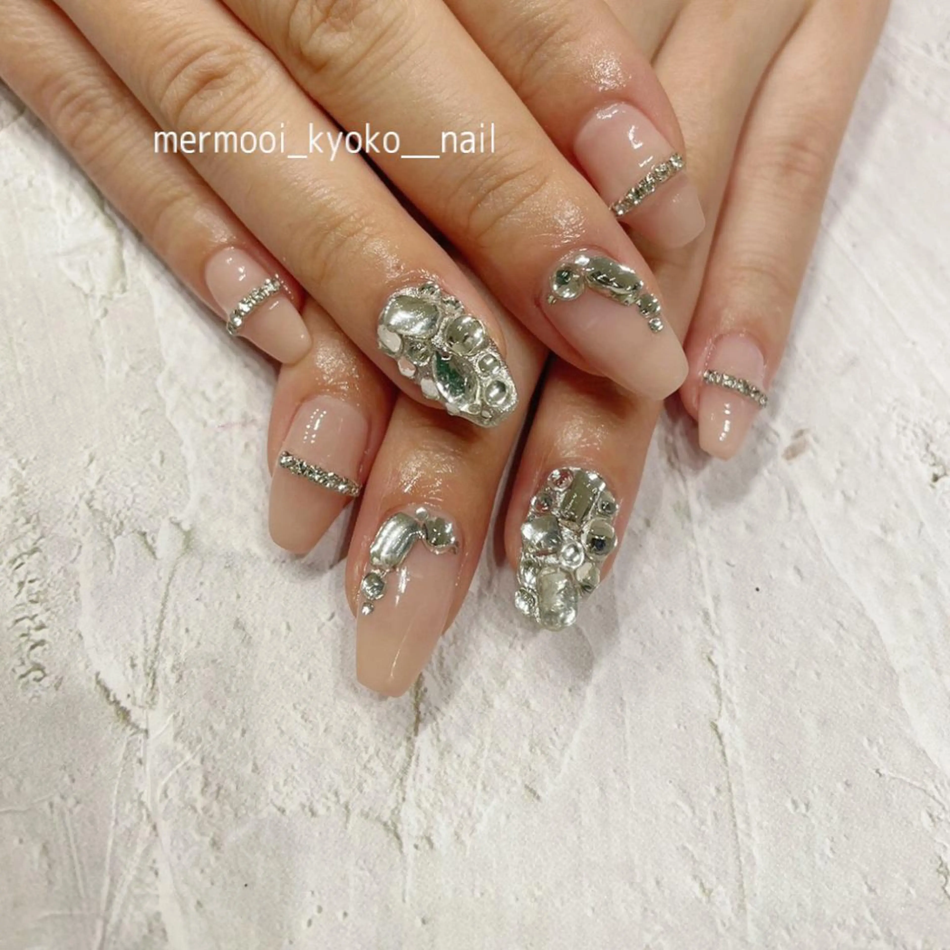 ネイル キラキラネイル 韓国ネイル ストーンネイル ネイルチップ ワンホンネイル ハンドネイル mermooi nailのネイルデザイン