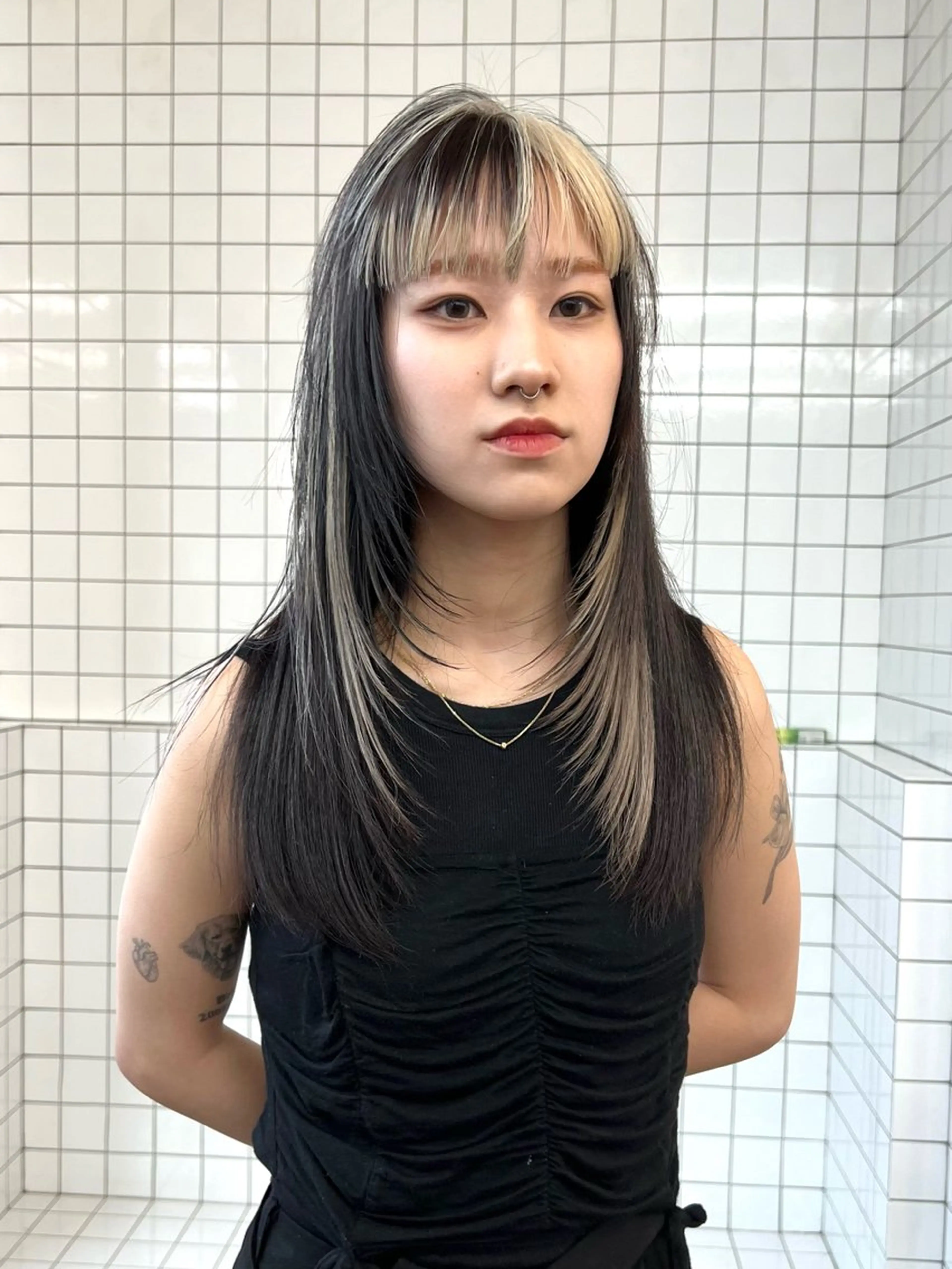 ミディアム カラー アッシュ アッシュブラウン ブリーチ ブラウンカラー ケアブリーチ ヘアカラー トリートメント ヘアセット ニュアンスレイヤー ハイトーンカラーのヘアスタイル