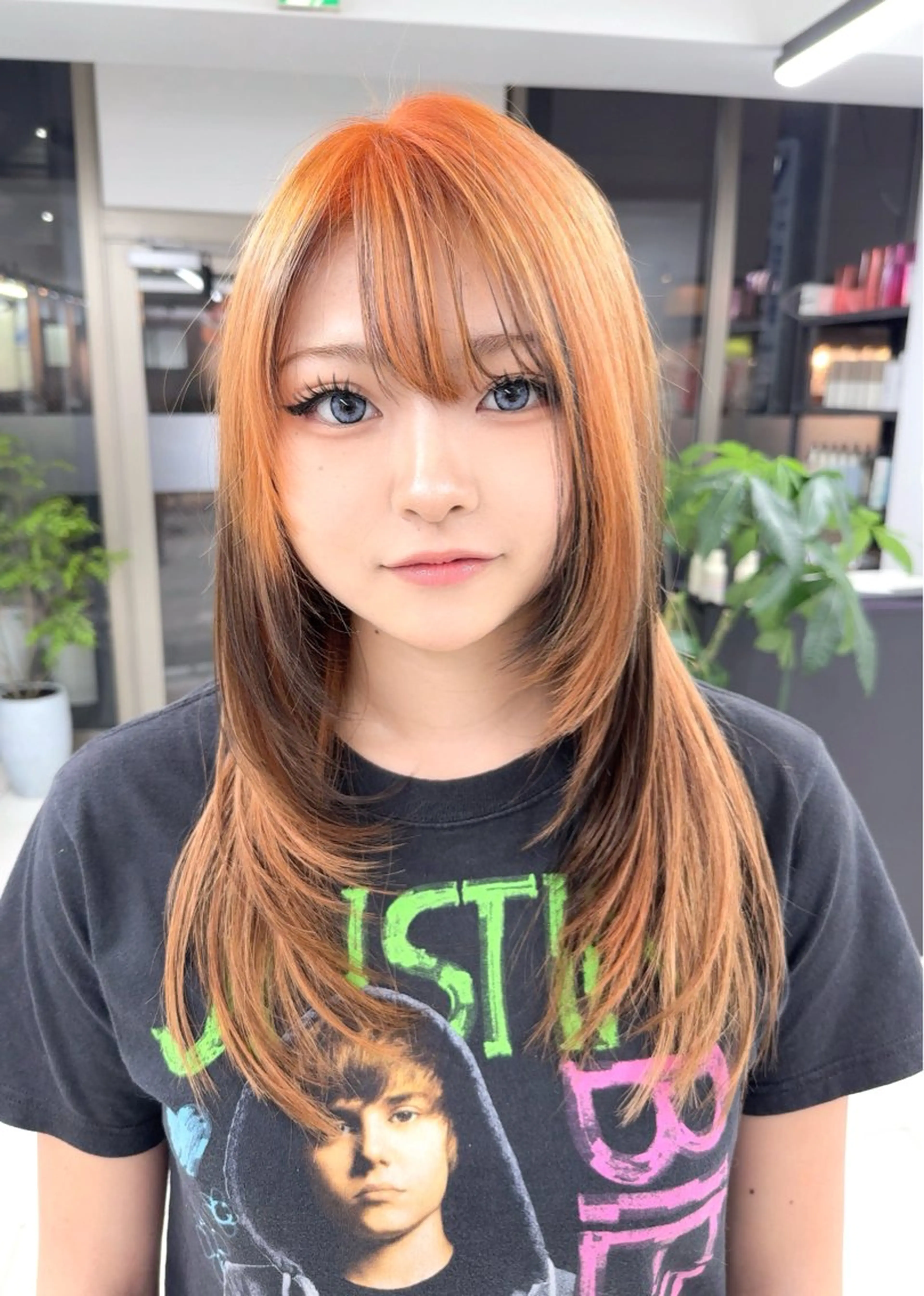 セミロング カラー ヘアカラー トリートメント ダブルカラーブリーチ 髪質改善　縮毛矯正のヘアスタイル