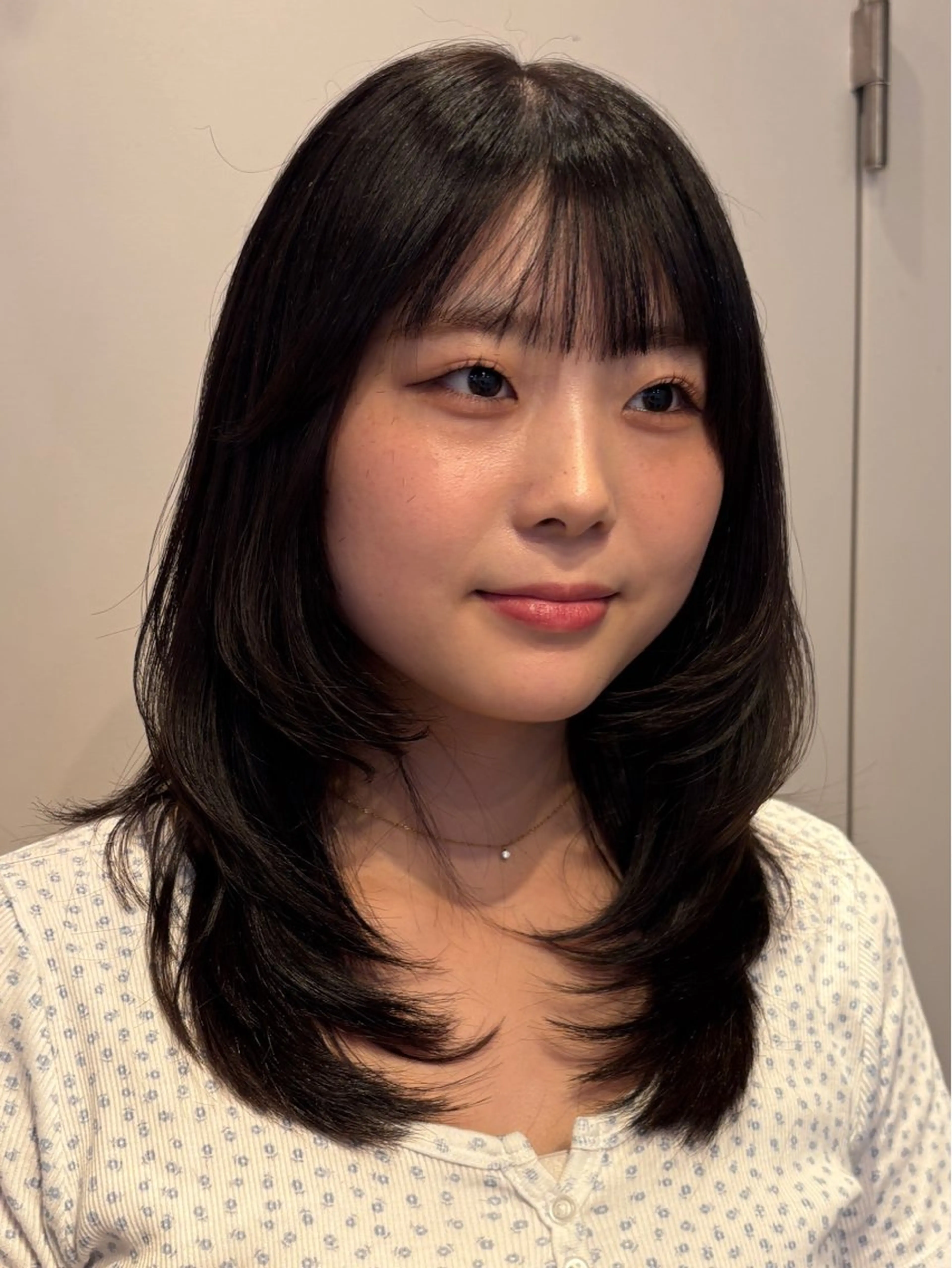 ミディアム カラー カット ヘアカラー トリートメント RIN／韓国ヘア レイヤーカットのヘアスタイル