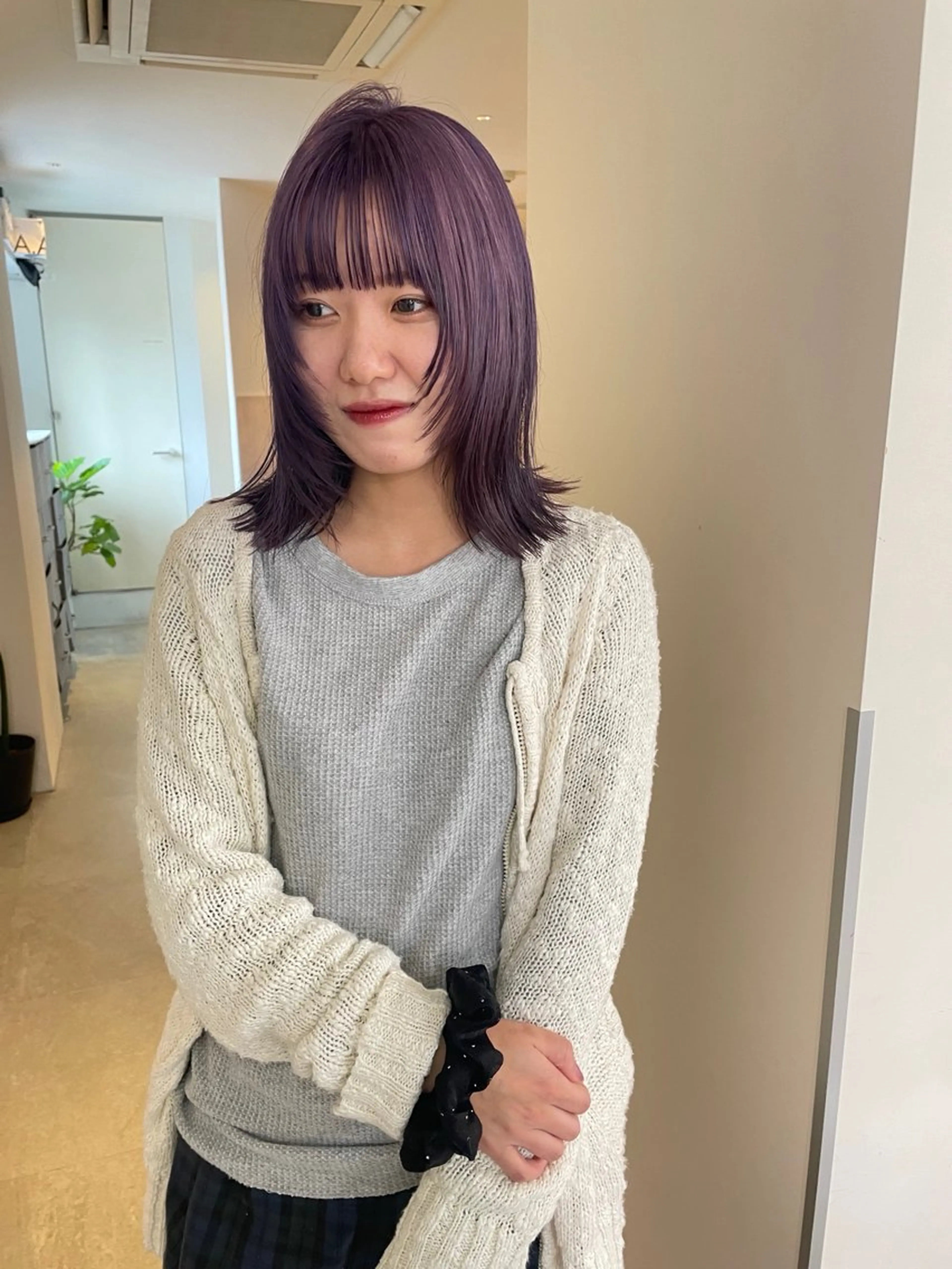 ミディアム カラー ブリーチ ケアブリーチ ダブルカラー グレージュ ハイトーンカラー カット ヘアカラー トリートメント MIU/ルーツカラー ボブ/顔周りレイヤーのヘアスタイル