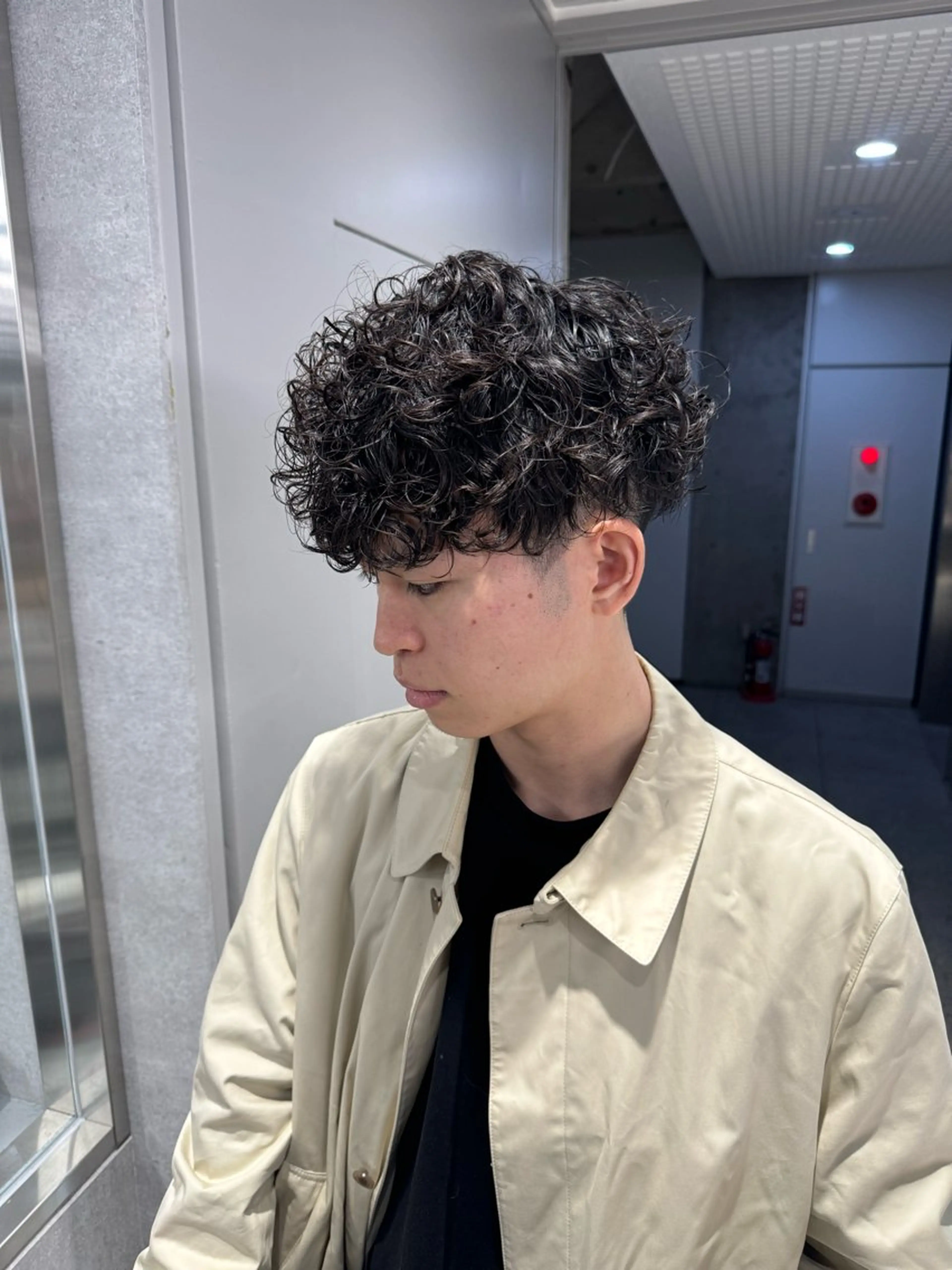 ショート カラー パーマ ヘアアレンジ メンズ メンズブリーチ センターパート フェザーパーマ メンズハイライト メンズハイトーン スパイキー/フェザー /波巻き/かいとのヘアスタイル