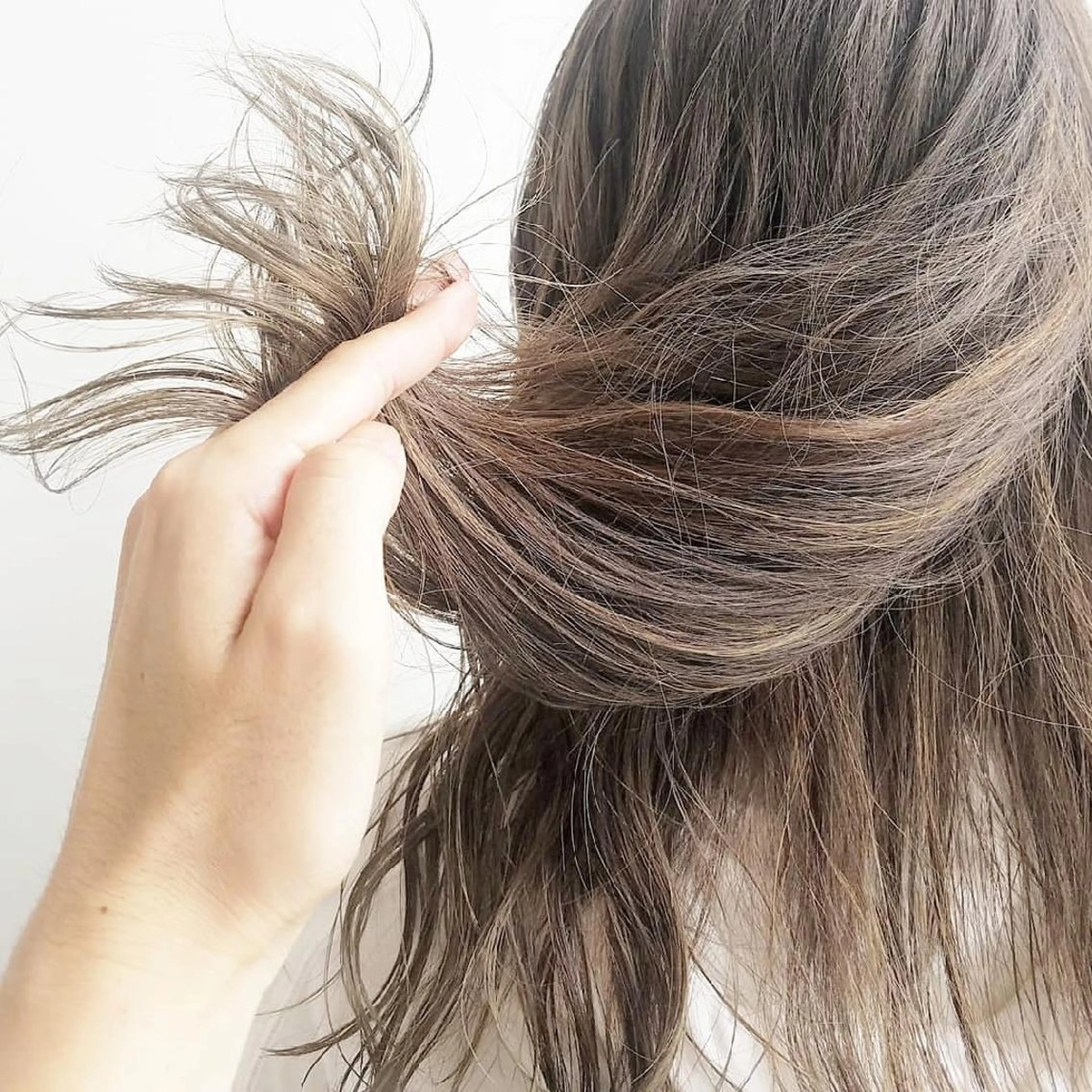 セミロング カラー ベージュカラー 透明感カラー デザインカラー ハイライトカラー ハイライト iplus✴ まつげ、眉毛、耳つぼのマツエク・マツパデザイン