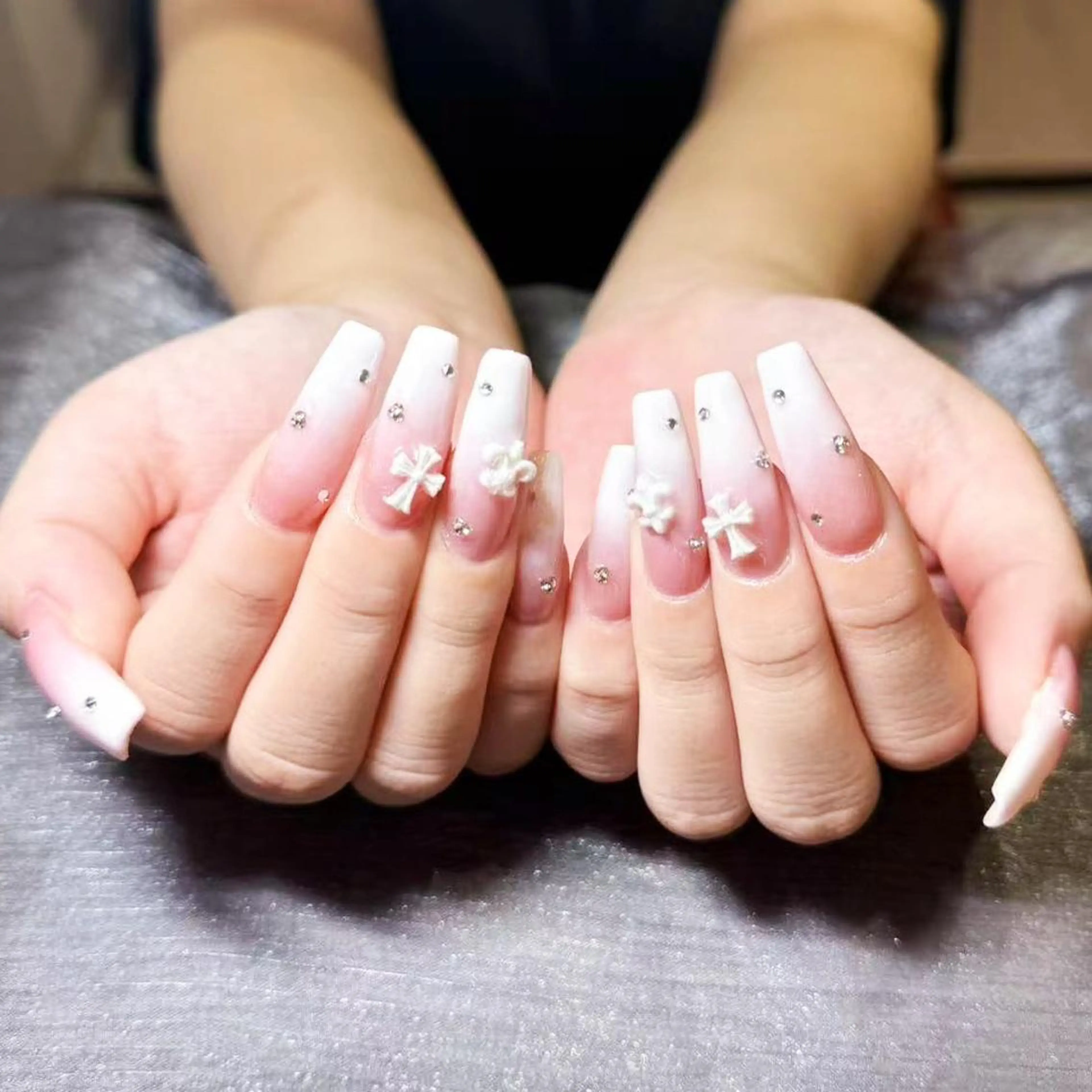 ネイル アートネイル オーロラネイル ガーリー キラキラネイル 韓国ネイル ハンドネイル YOYO 💅のネイルデザイン