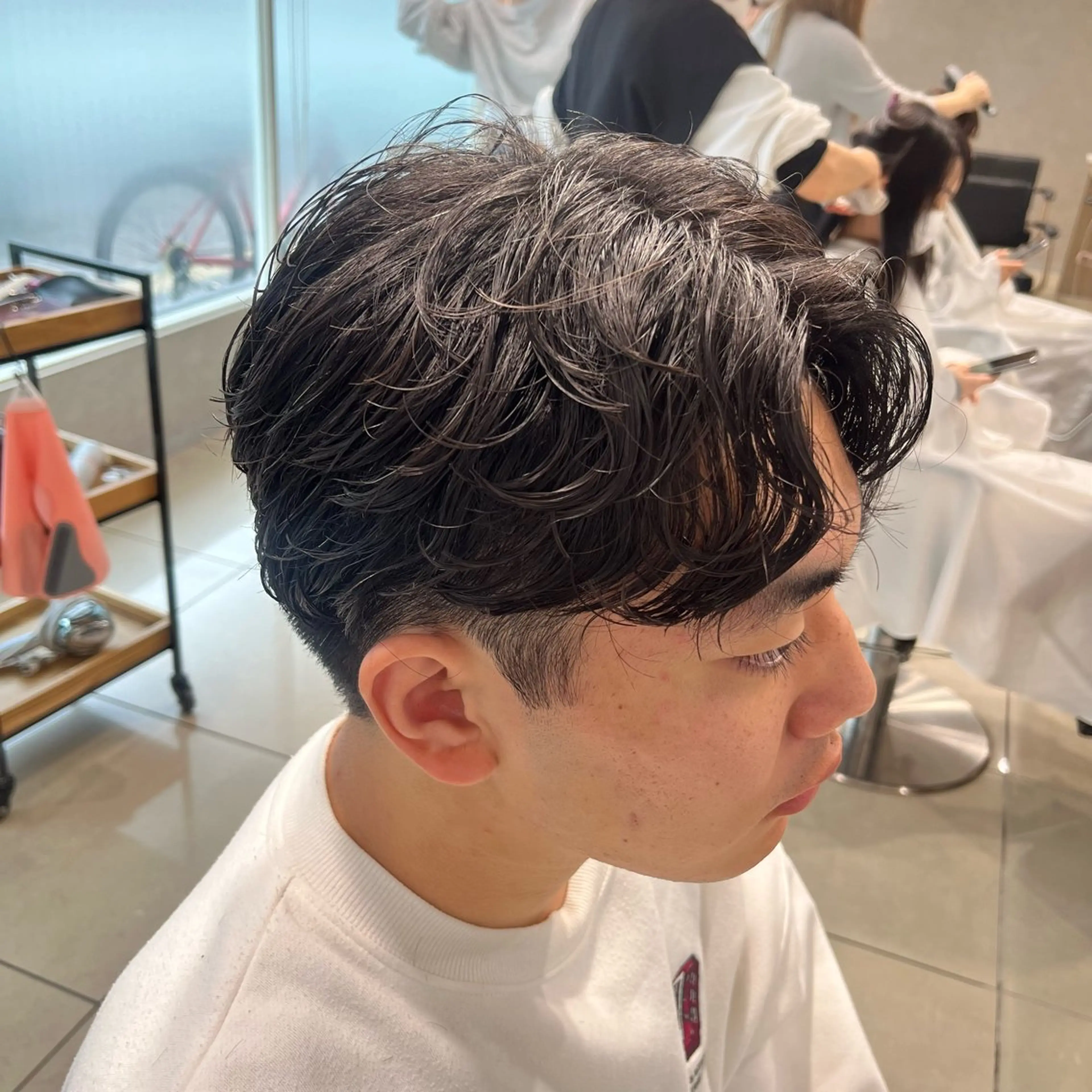 パーマ メンズ カルマパーマ メンズ韓国風 メンズパーマ カット パーマ 巖本 真希のヘアスタイル