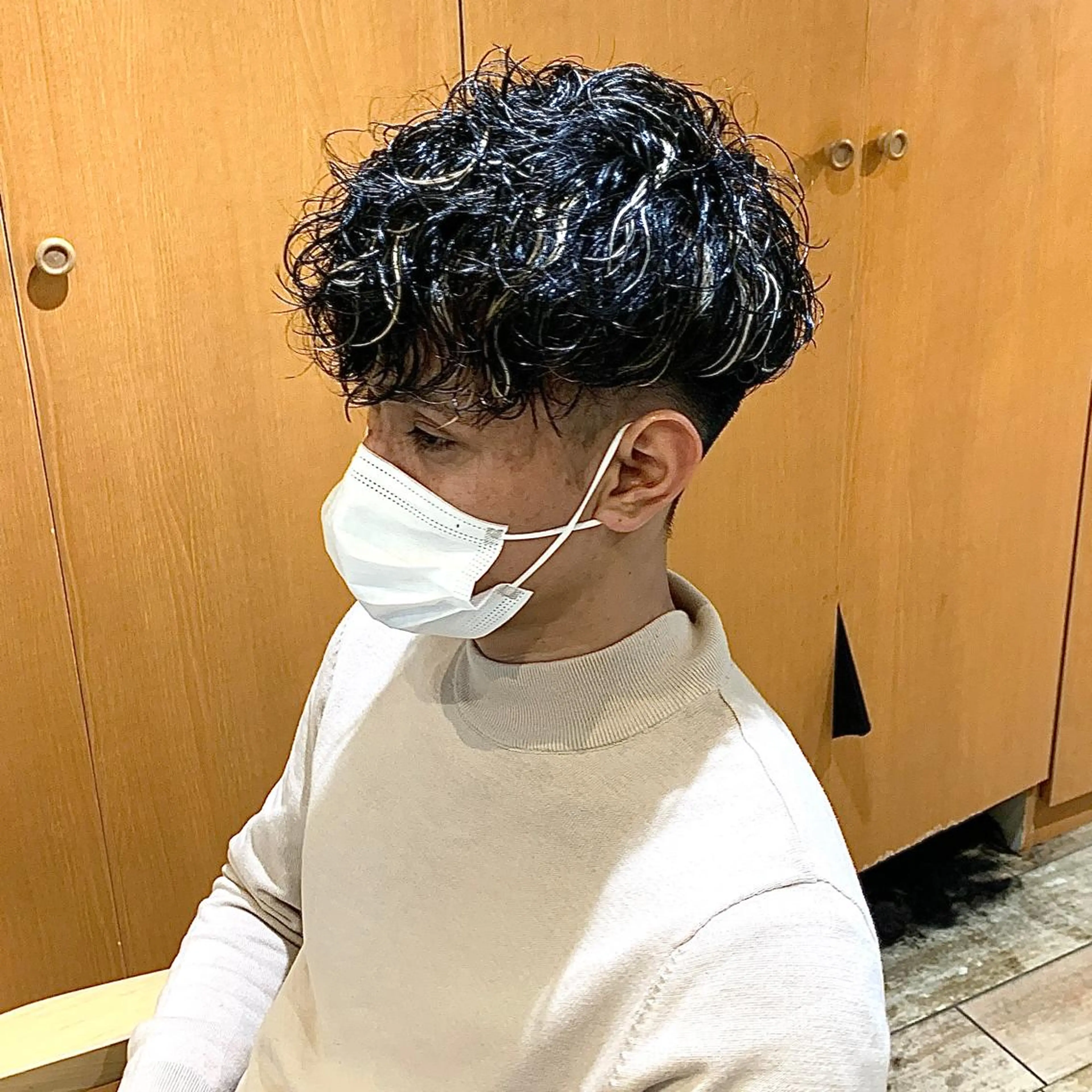 ショート カラー パーマ メンズ メンズハイライト カルマパーマ メンズ韓国風 メンズパーマ スペインカール メンズパーマ/ メンズ縮毛矯正美容師のヘアスタイル
