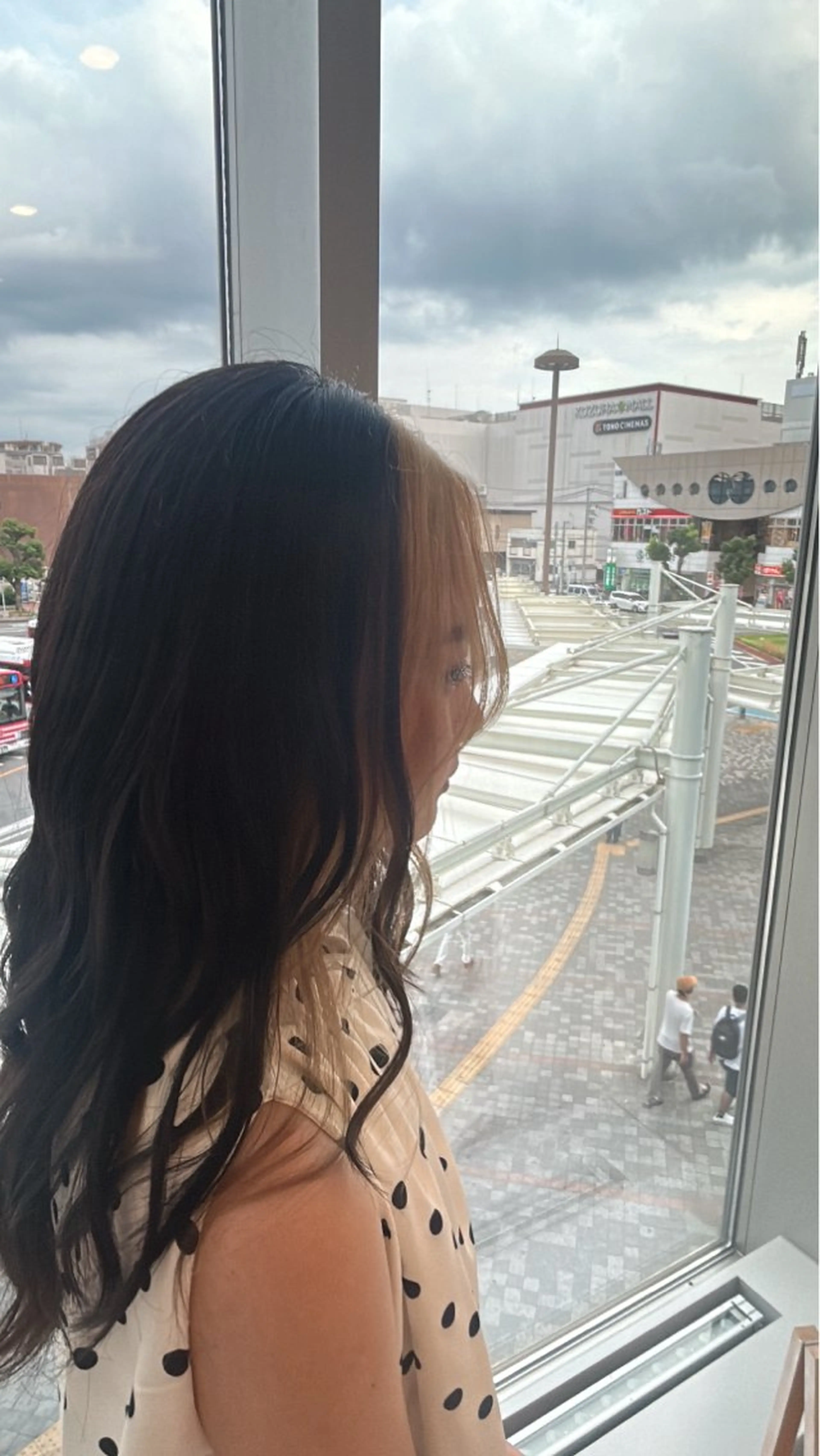 ロング ミストバング ヘアカラー 小谷 歩花のヘアスタイル