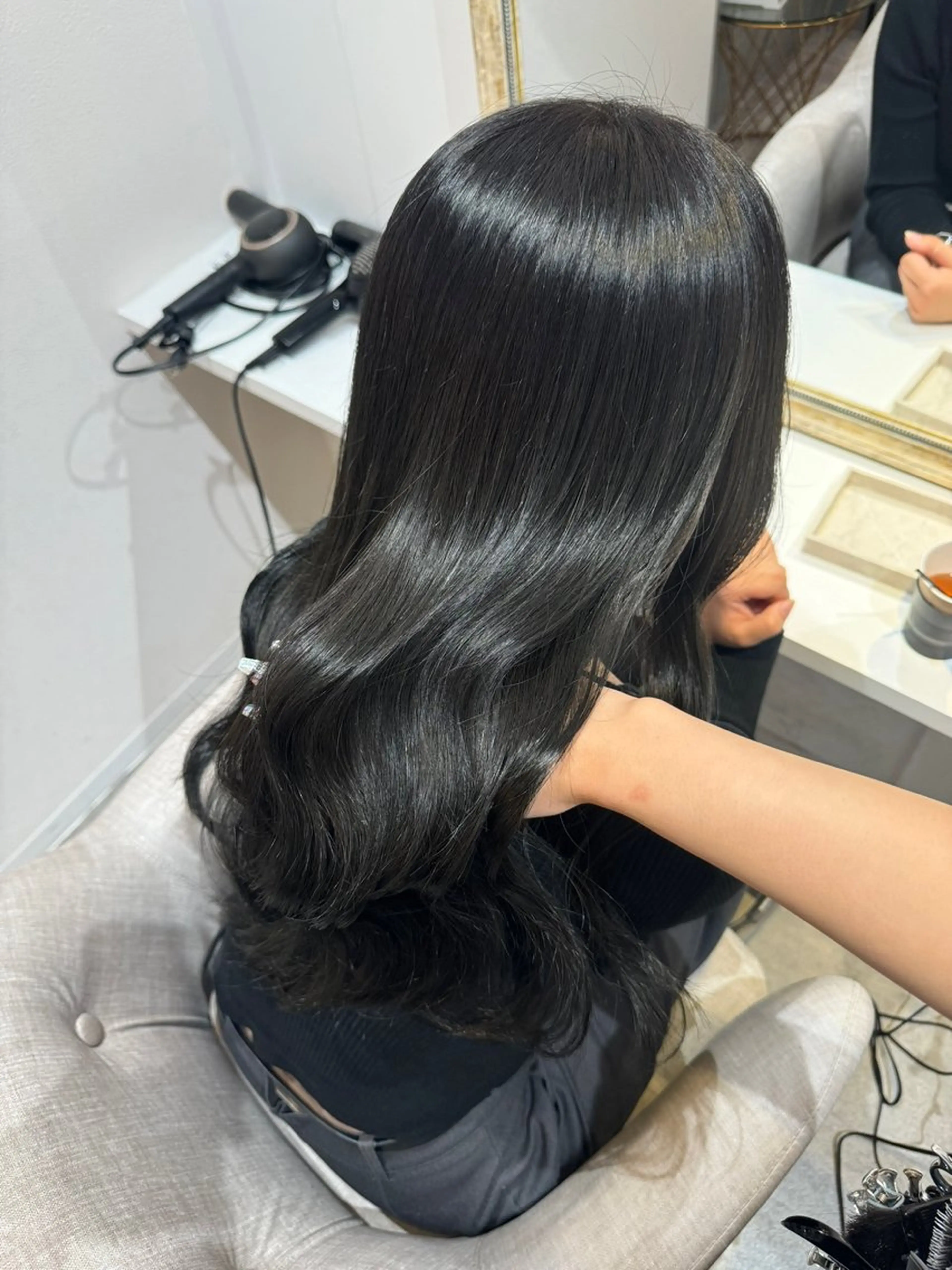 ロング カラー アッシュ アッシュブラウン ベージュカラー 黒髪 ブリーチ カット ヘアカラー トリートメント 赤み無し柔らかカラー 【梅田】madokaのヘアスタイル