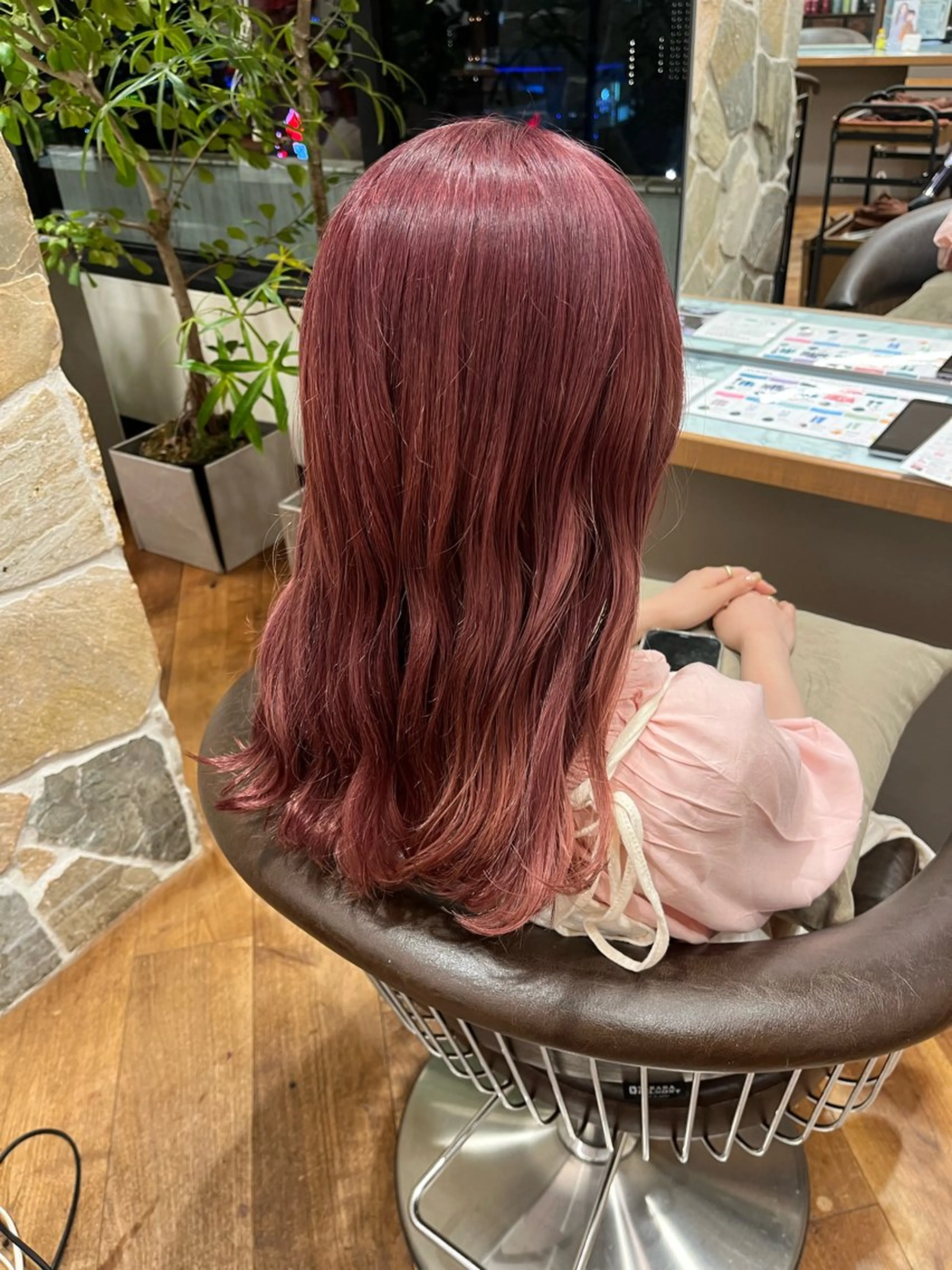 ロング 安田りっか /オリーブカラーのヘアスタイル
