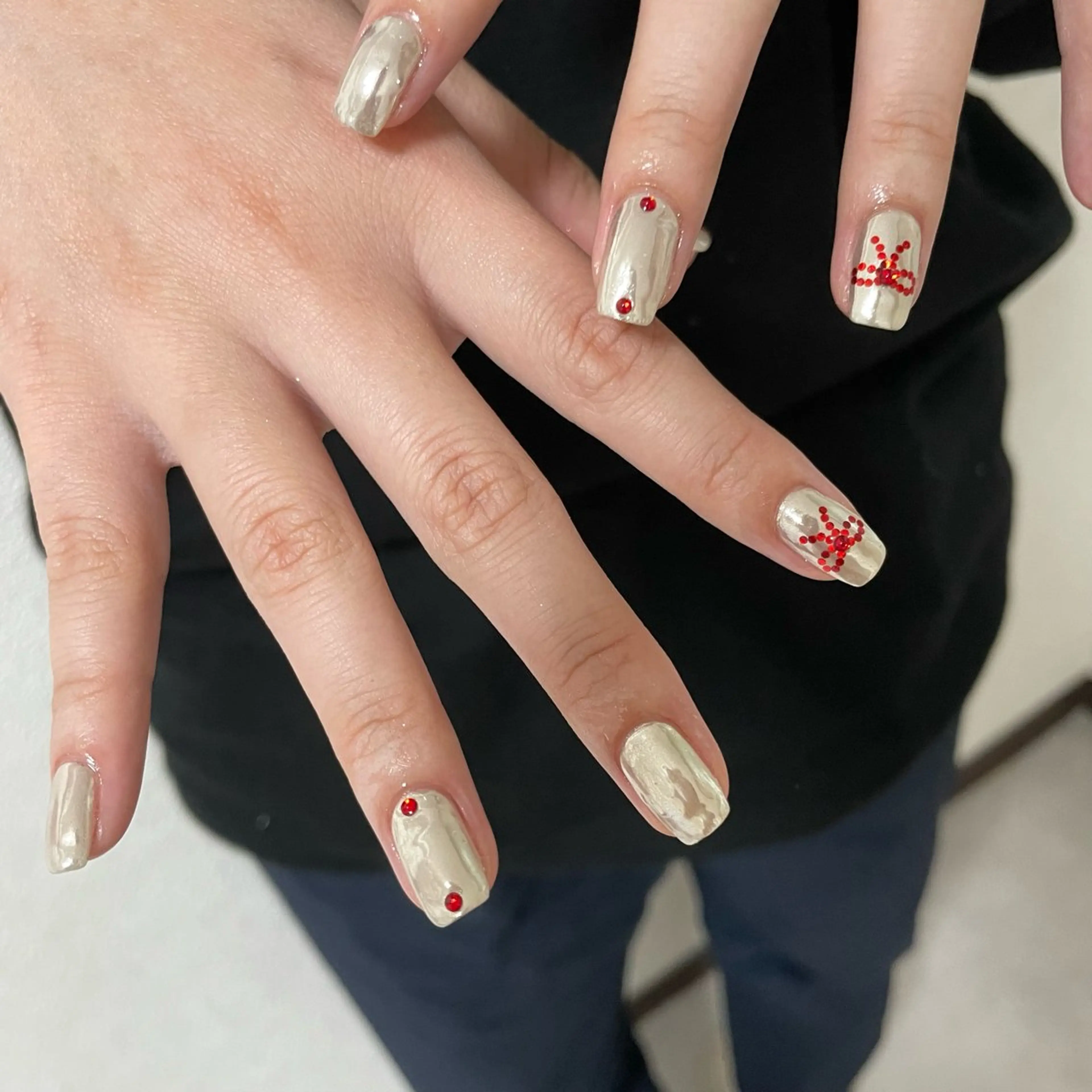 ネイル 赤色 リボン シルバー ハンドネイル MiLK. Nail&Eyelash所属・MiLK. wakaのマツエク・マツパデザイン