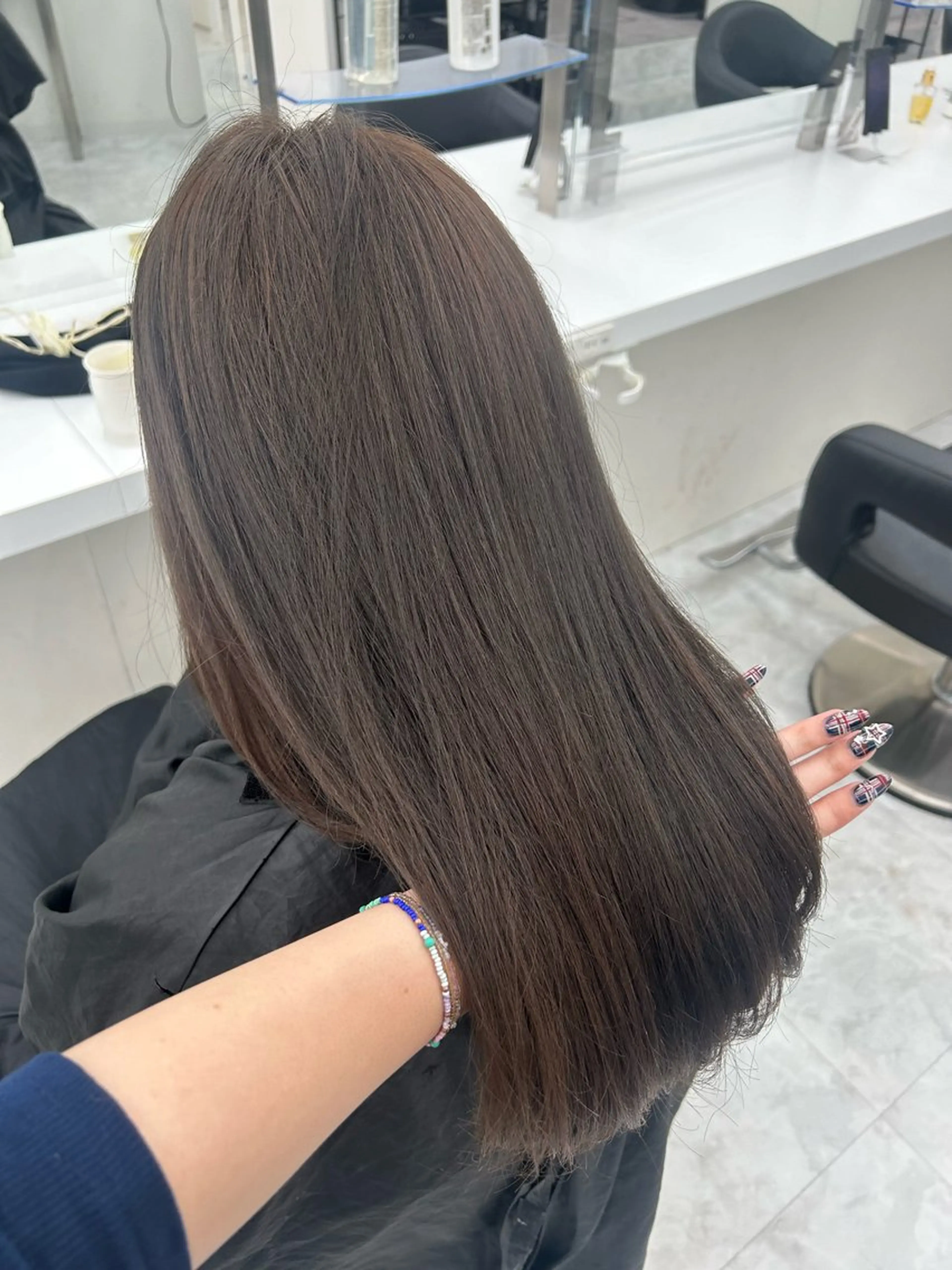 カラー niina🖤 暗髪×レイヤーのヘアスタイル