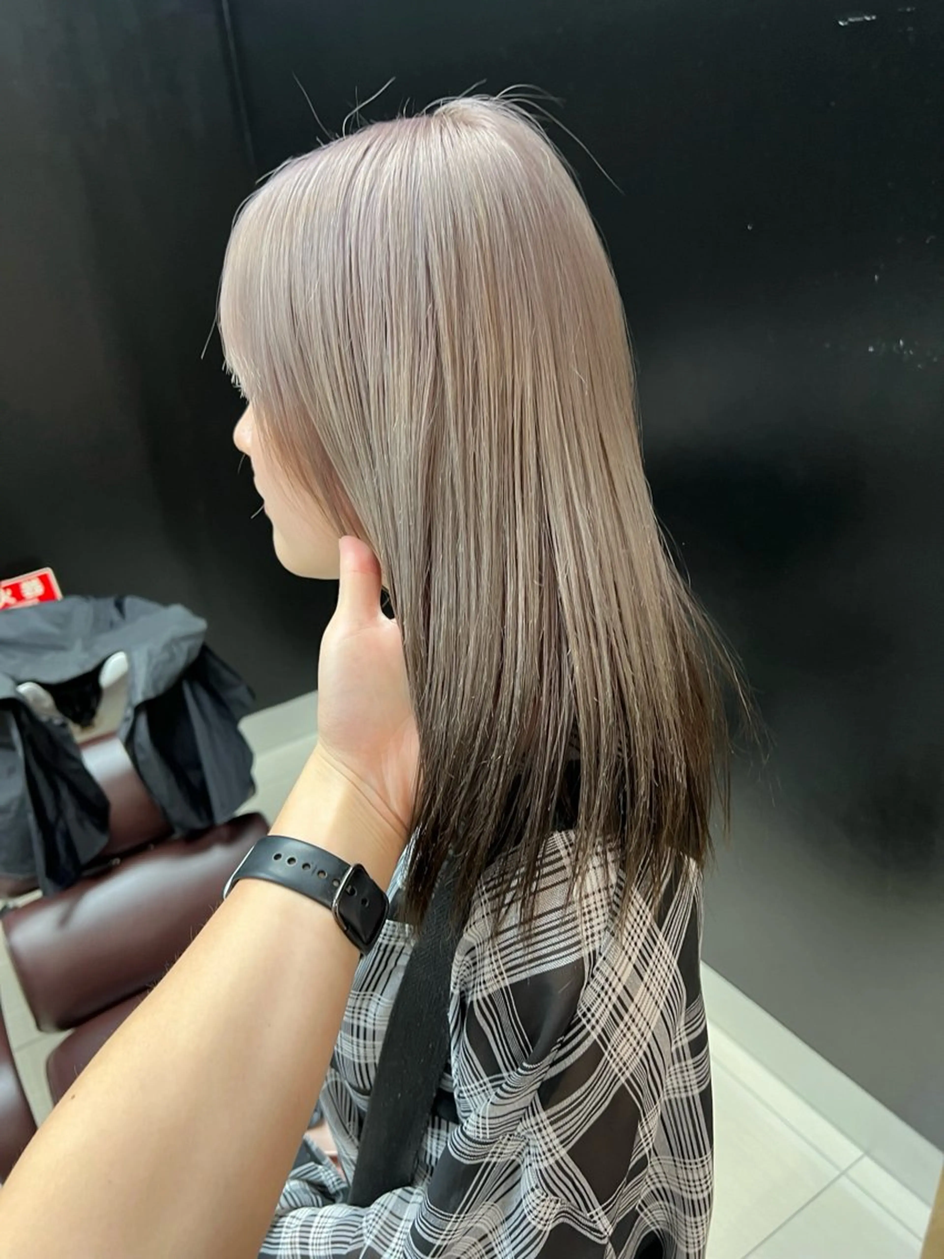 ミディアム カラー アッシュ アッシュブラウン ブリーチ ブラウンカラー ケアブリーチ ヘアカラー トリートメント ヘアセット ニュアンスレイヤー ハイトーンカラーのヘアスタイル