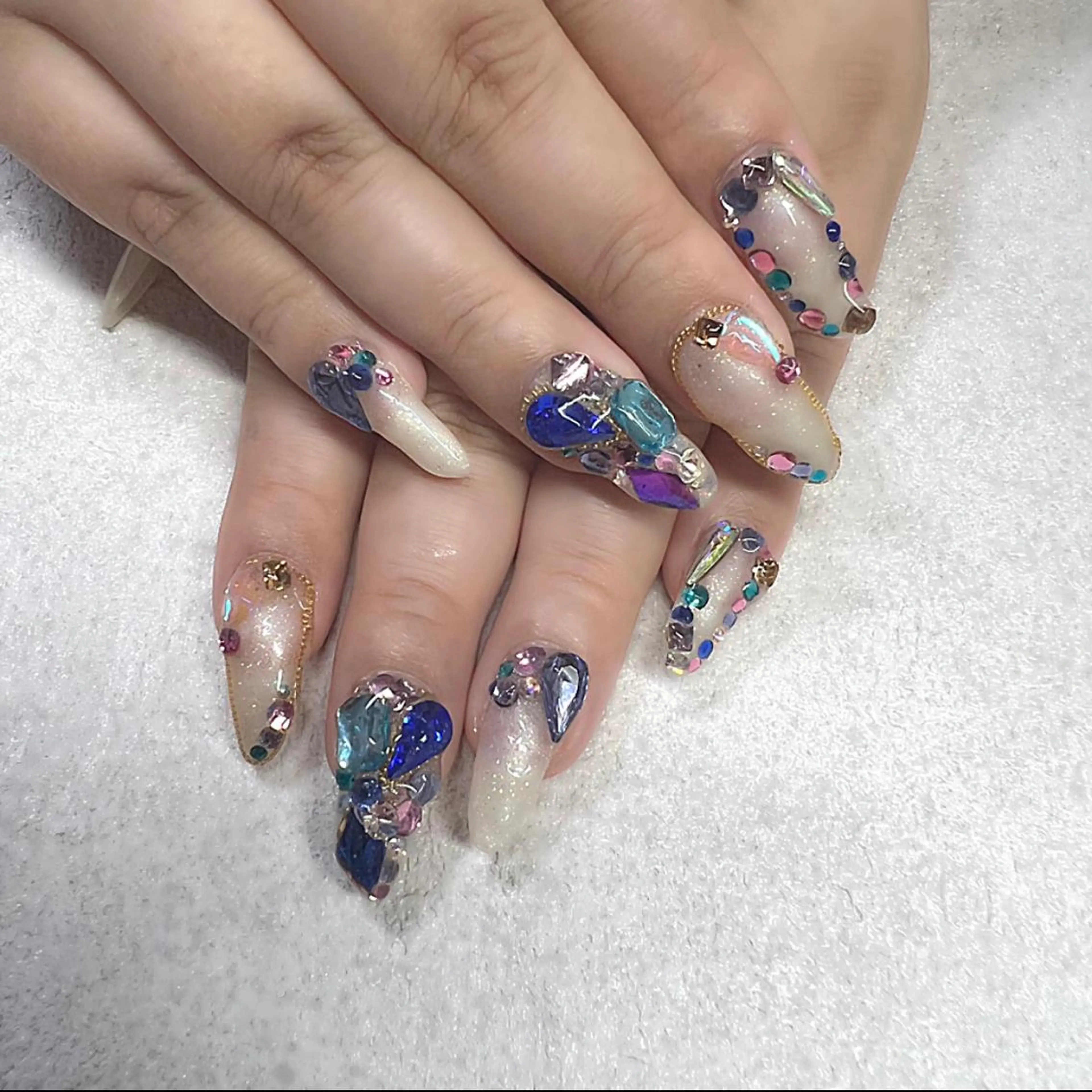ネイル 持ち込み ストーンネイル ハンドネイル Rire_eye+beauty_nail所属・Rire_ nail_yukiのネイルデザイン