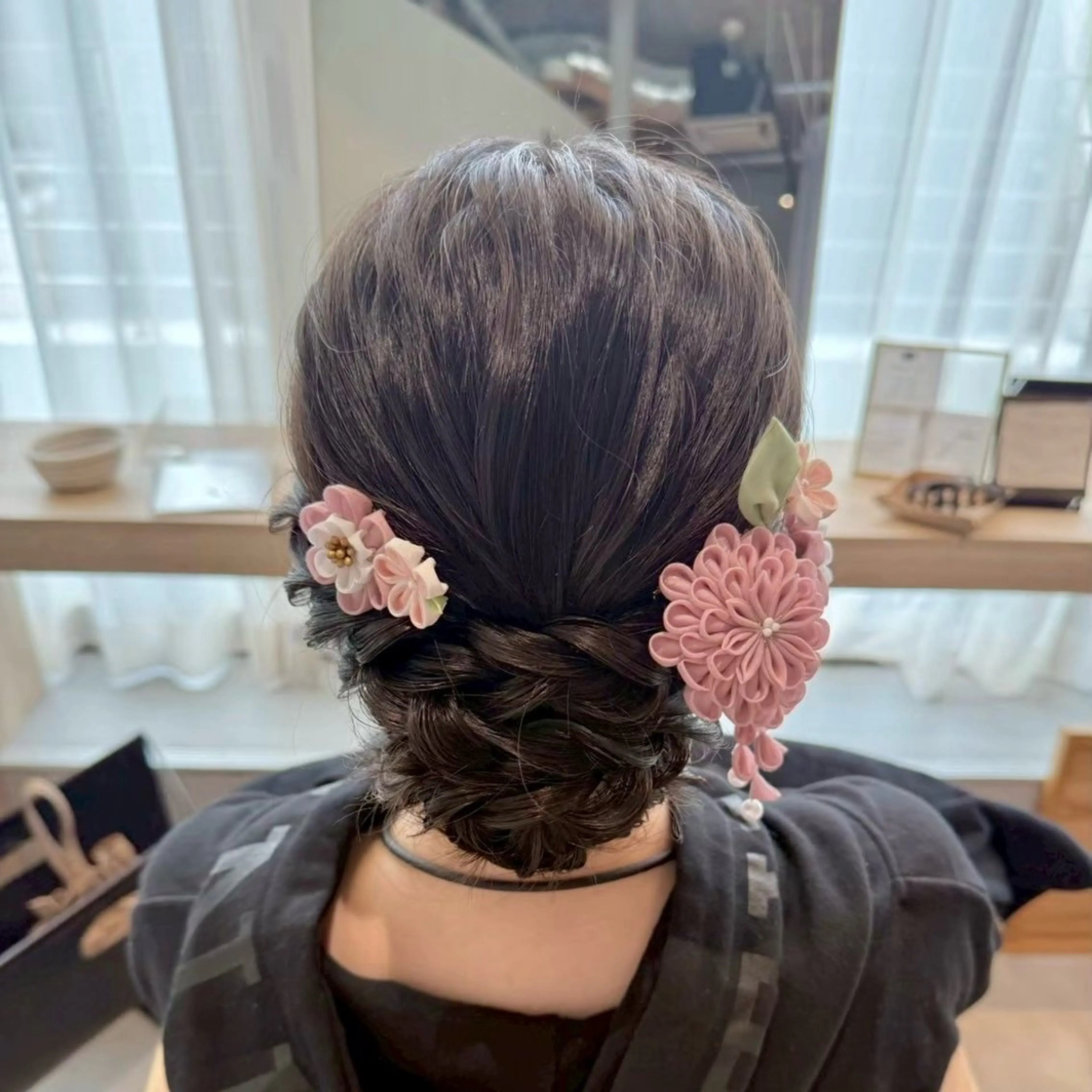 【シニヨンヘア✨️🩵】~アップスタイルですっきりしつつ華やかな印象に🌹~の写真