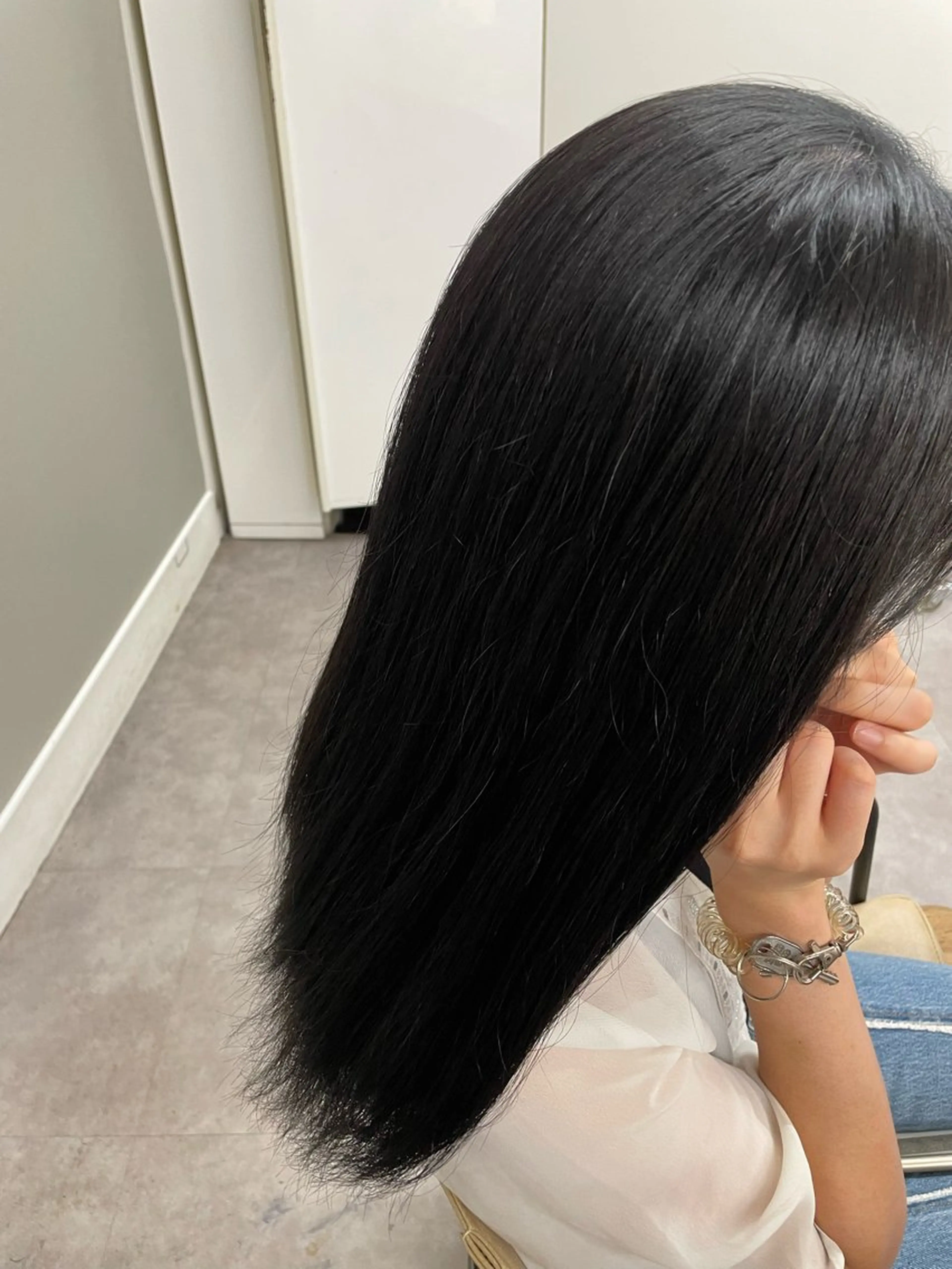 セミロング カラー 黒髪 ハイトーンカラー CARE ．KOBE所属・京谷 日向のヘアスタイル