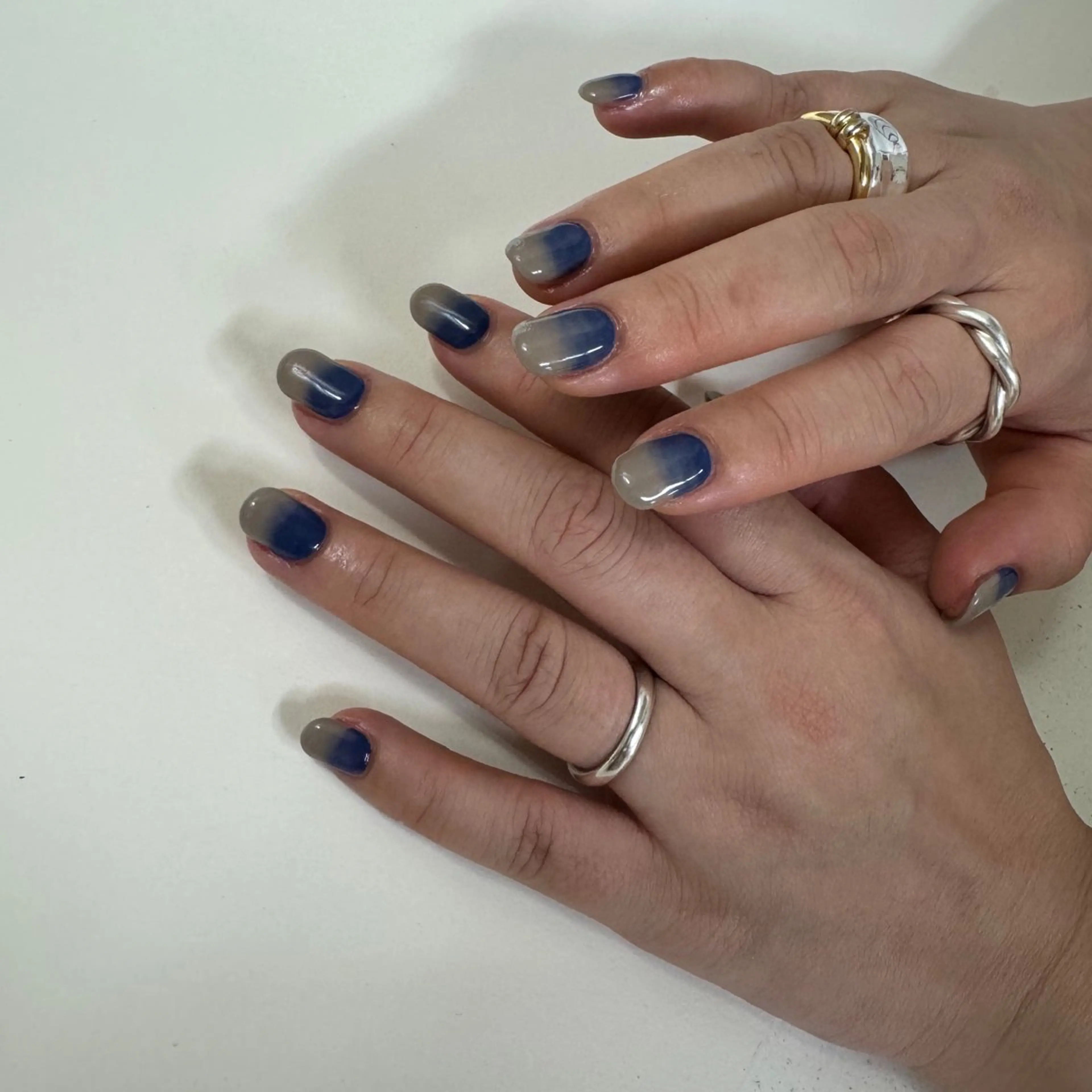 ネイル アートネイル べっ甲ネイル ジェルネイル グラデーション グリーン nailstudio eviz新宿店のネイルデザイン