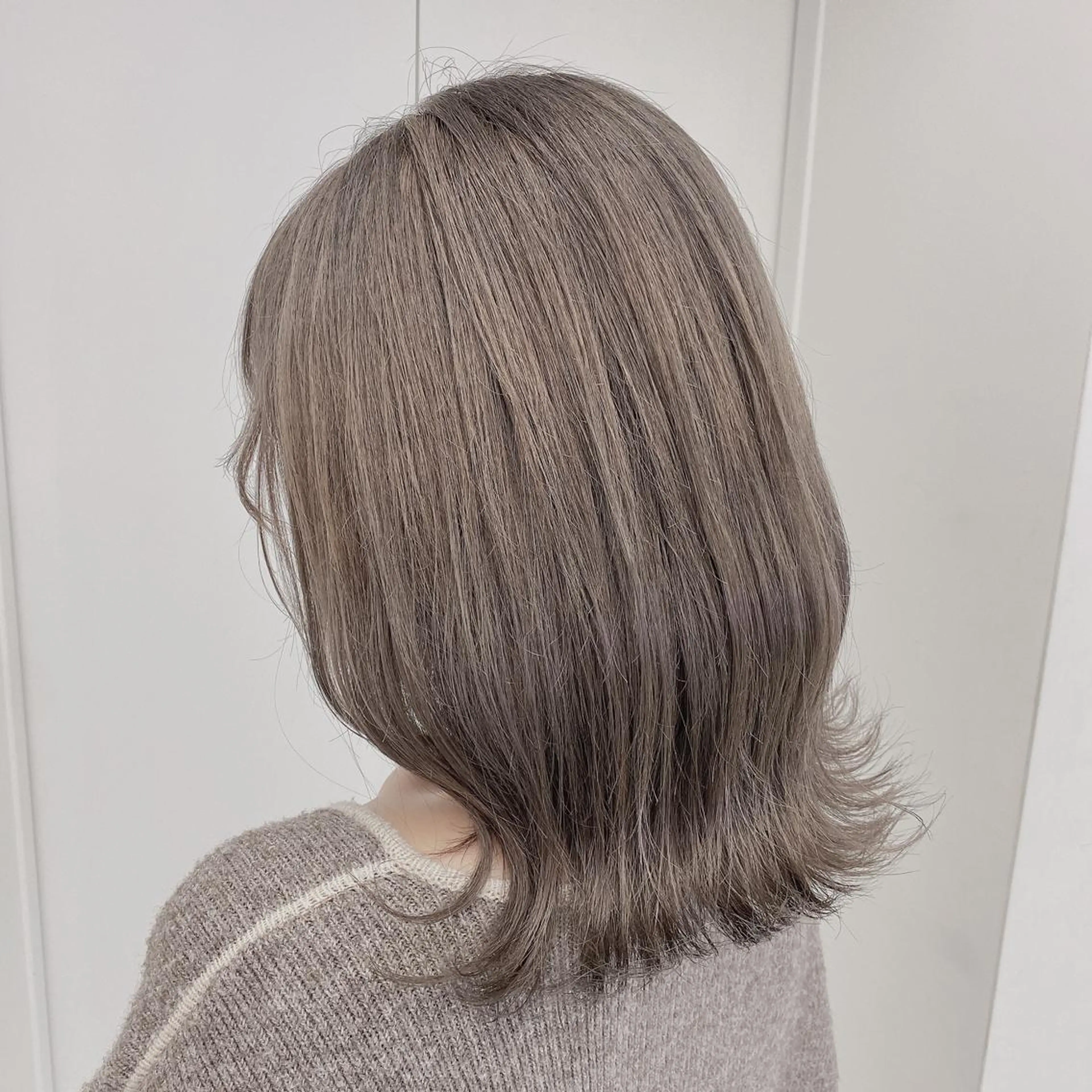 ミディアム カラー ヘアアレンジ ネイル マツエク・マツパ ヘアカラー トリートメント ヘアセット ベージュグレージュ 💕しゅーじ💕のヘアスタイル