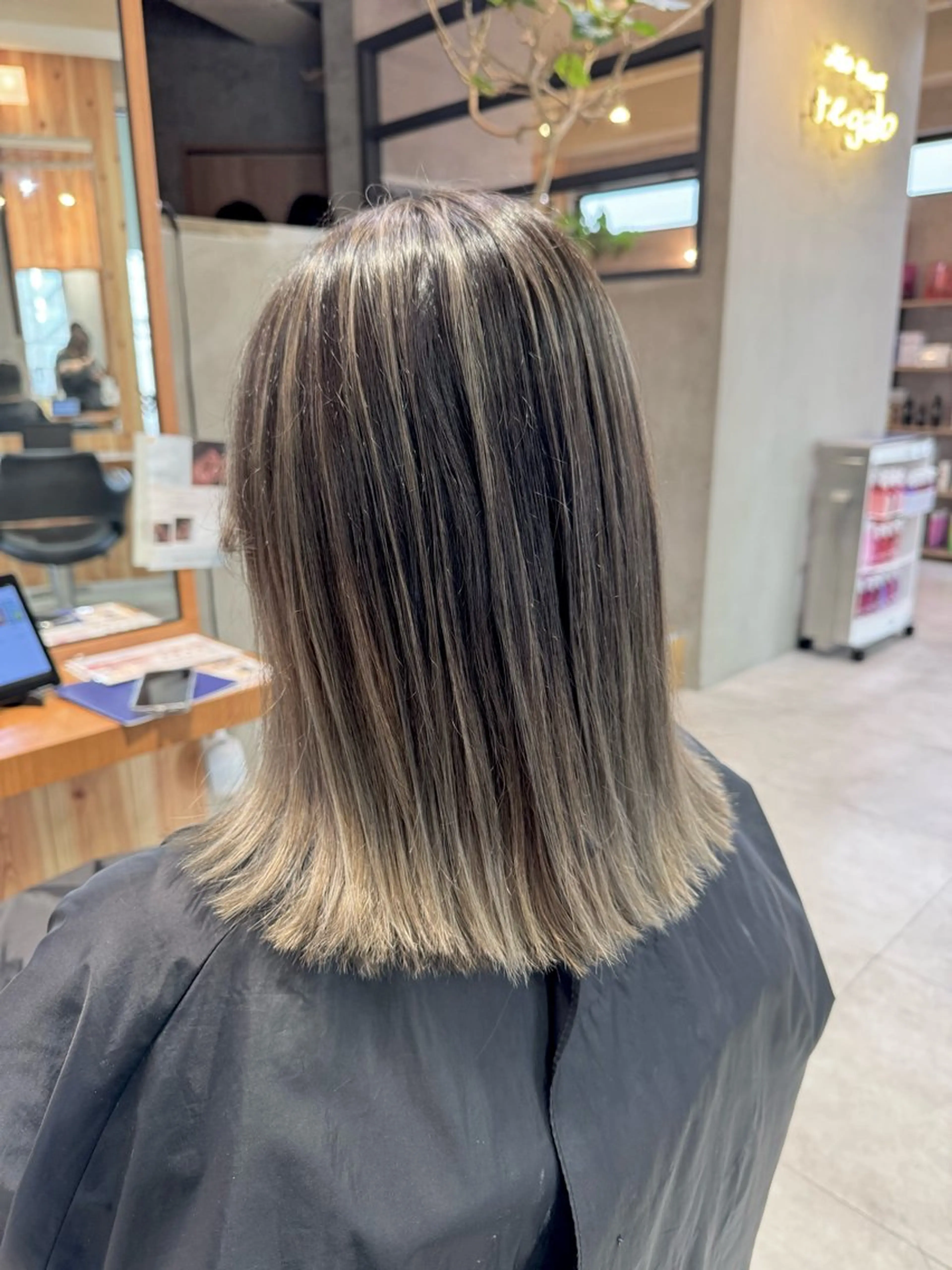 セミロング カラー ヘアアレンジ ヘアカラー 佐々木  まゆかのヘアスタイル