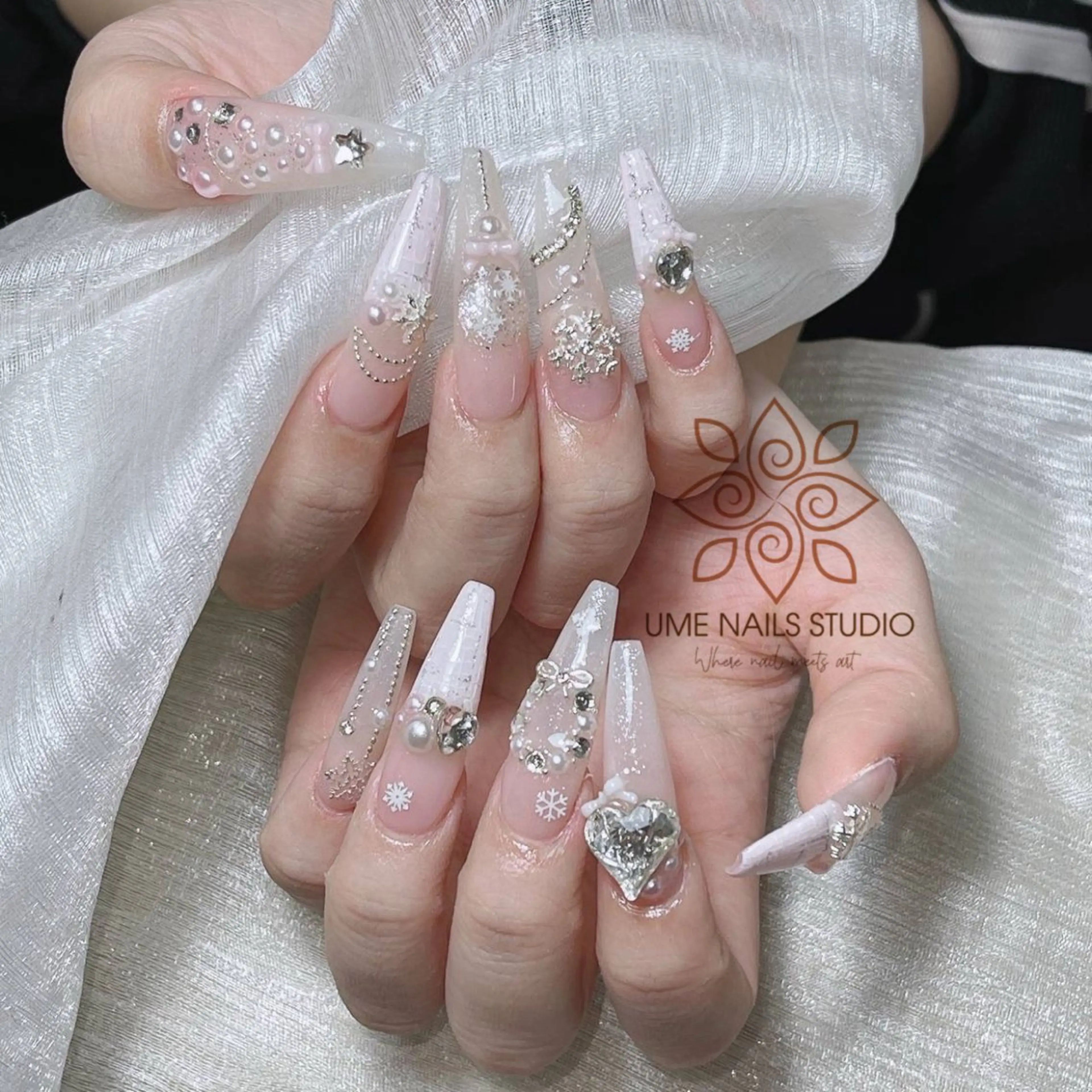 ネイル チークネイル クリアネイル ガーリー キラキラネイル 韓国ネイル ハンドネイル Ume Nail Studioのネイルデザイン