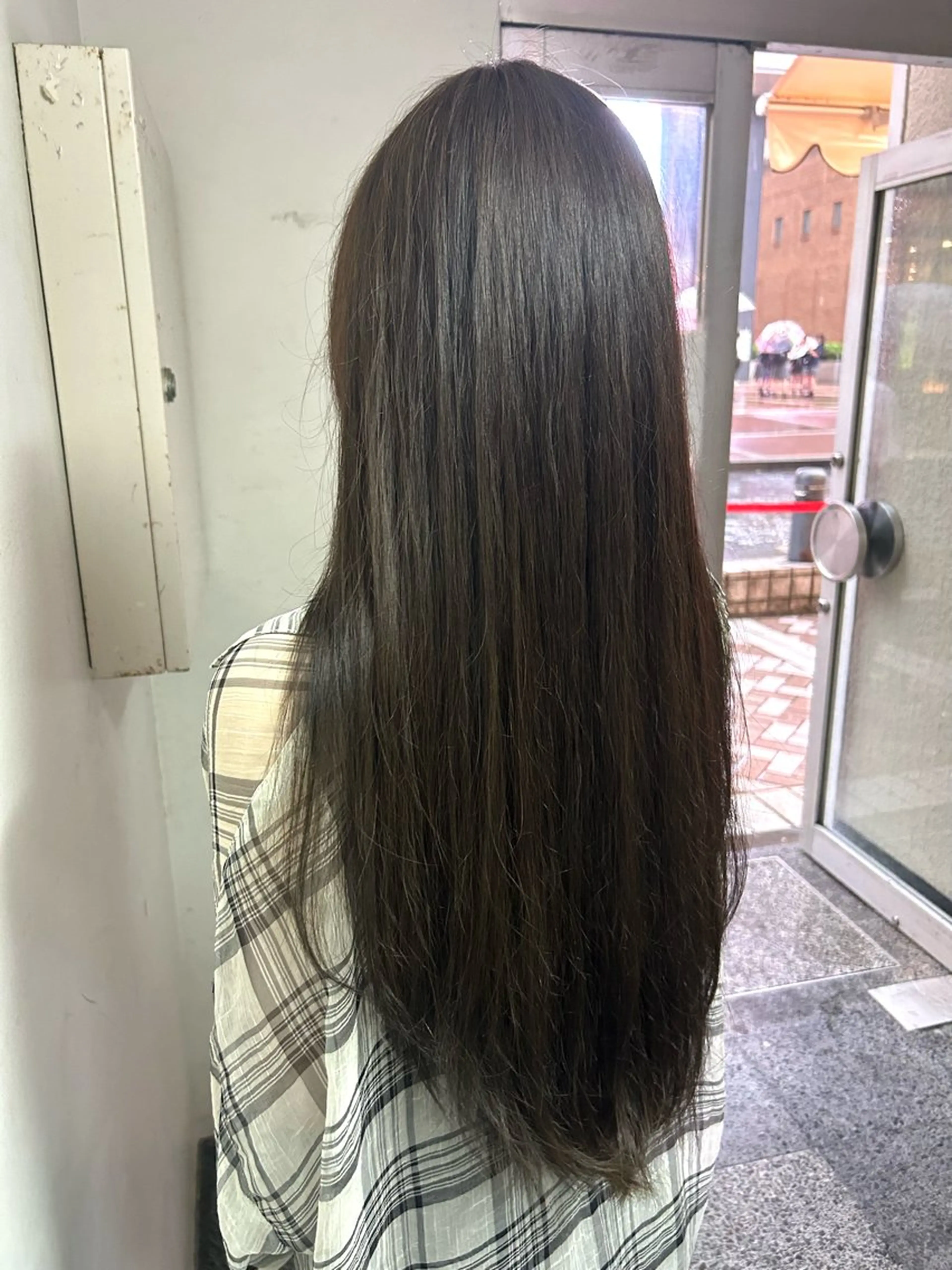 ロング カラー グレージュ オリーブグレージュ オリーブグレー ヘアカラー トリートメント 志賀 菜妃のヘアスタイル