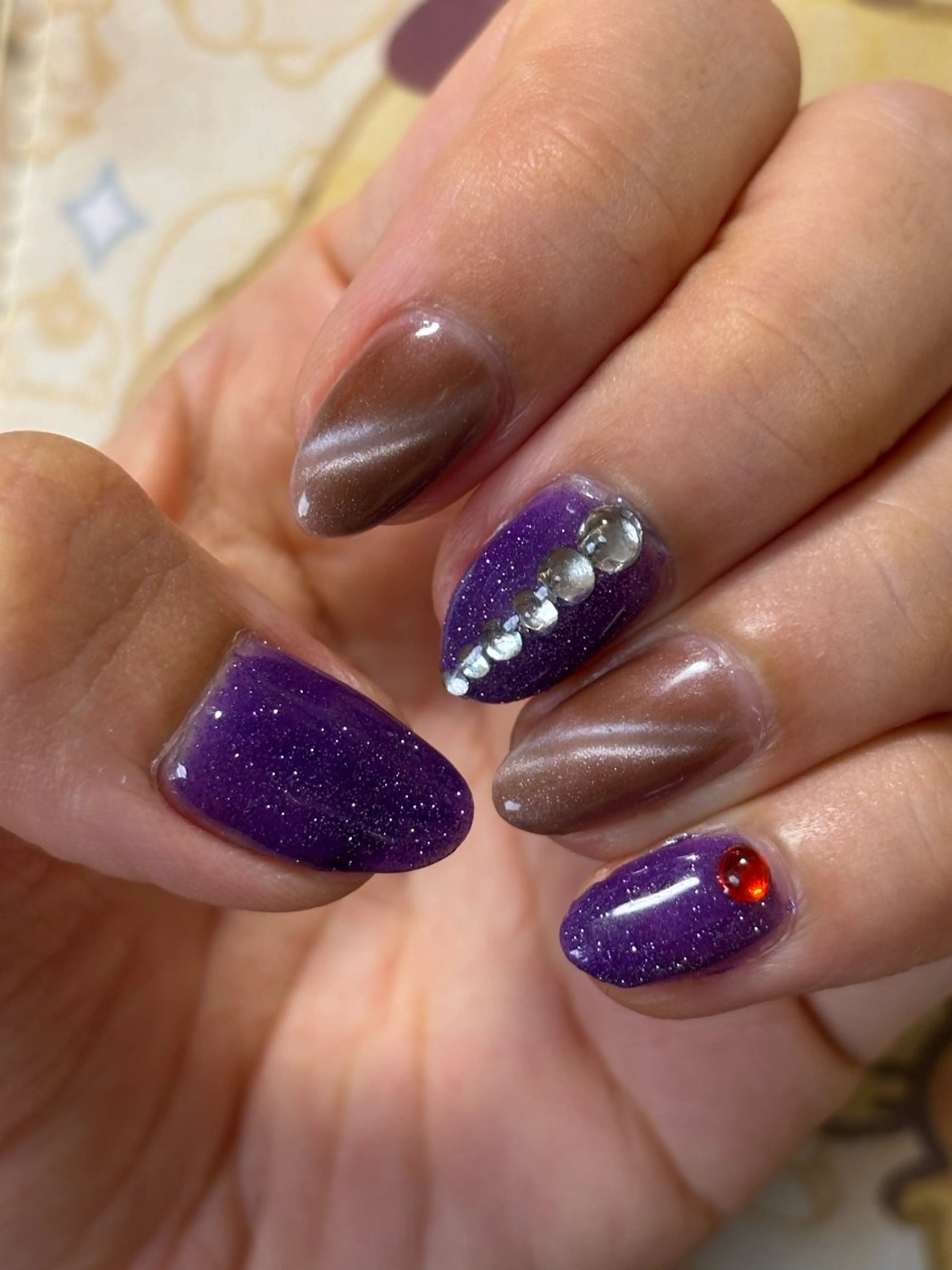 ネイル ブラウン ラメ(グリッター) マグネットネイル ワンカラーネイル パープル ハンドネイル nail salon いづみ(節花内)所属・ネイルサロン いづみ(節花内)のネイルデザイン