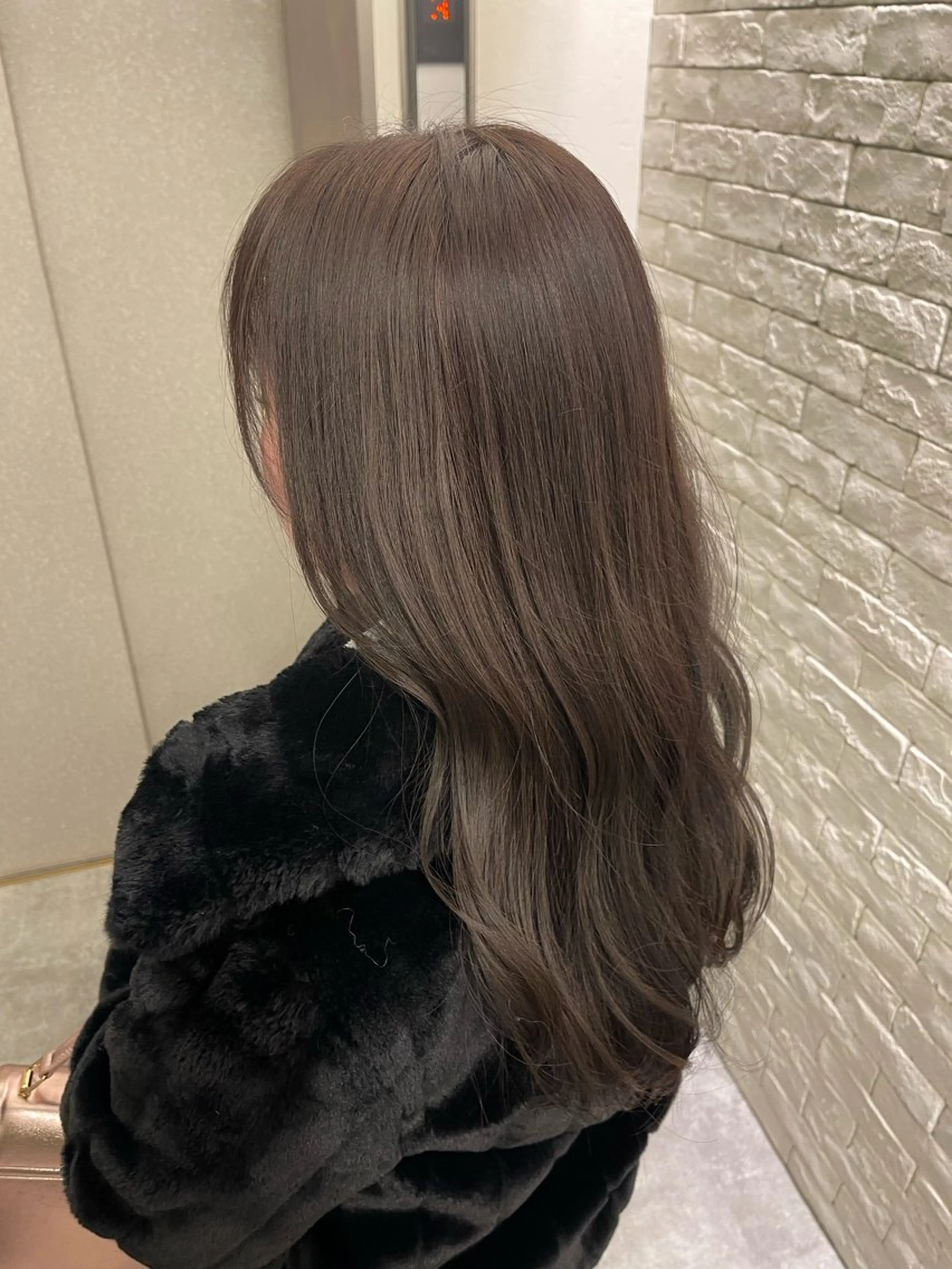 ロング カラー グレージュ TENSHO 原宿　ハイトーンのヘアスタイル
