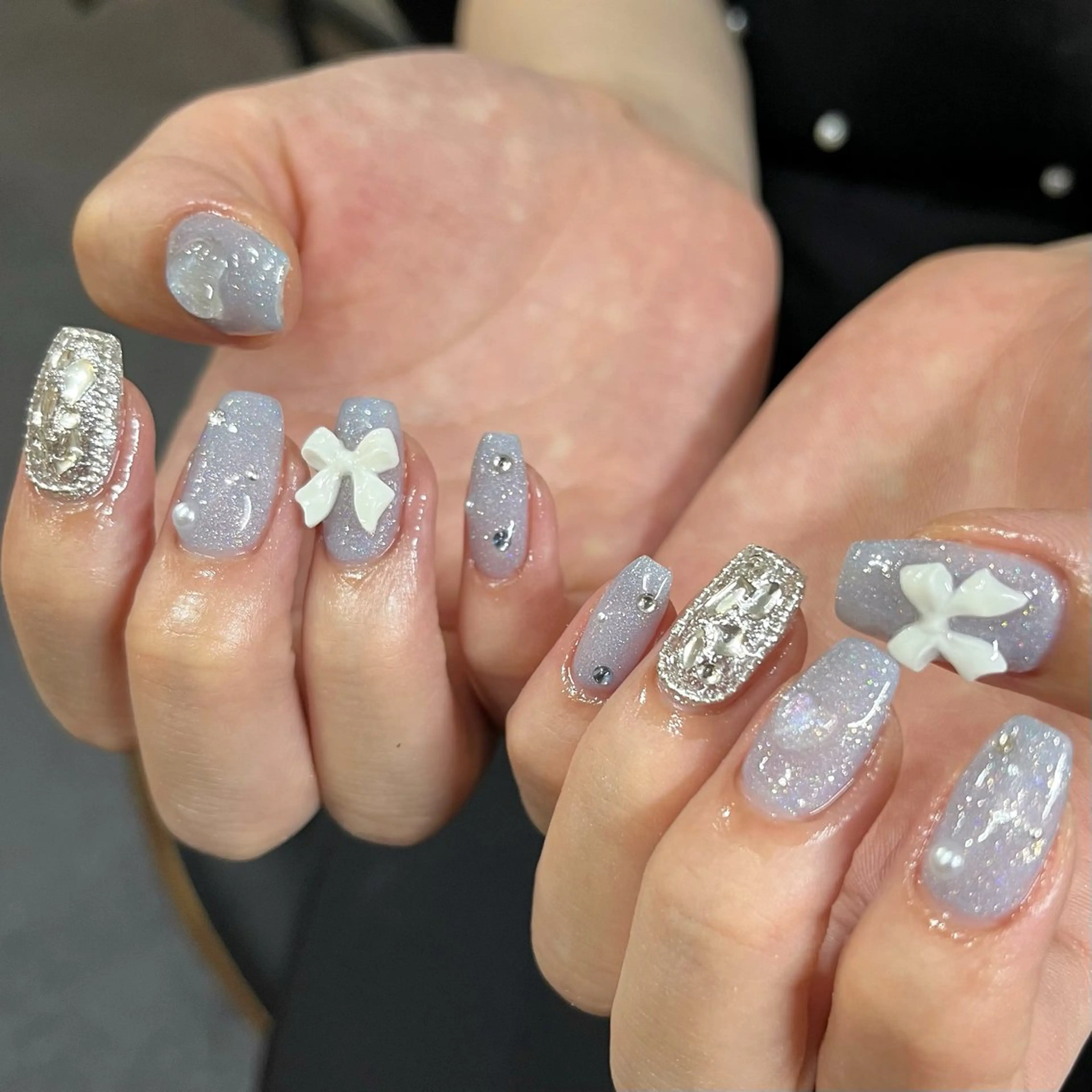 ネイル ガーリー キラキラネイル 水色 リボン ワンホンネイル ハンドネイル ハンドケア 🎀NAIL🎀 AI🪄︎︎◝✩のネイルデザイン