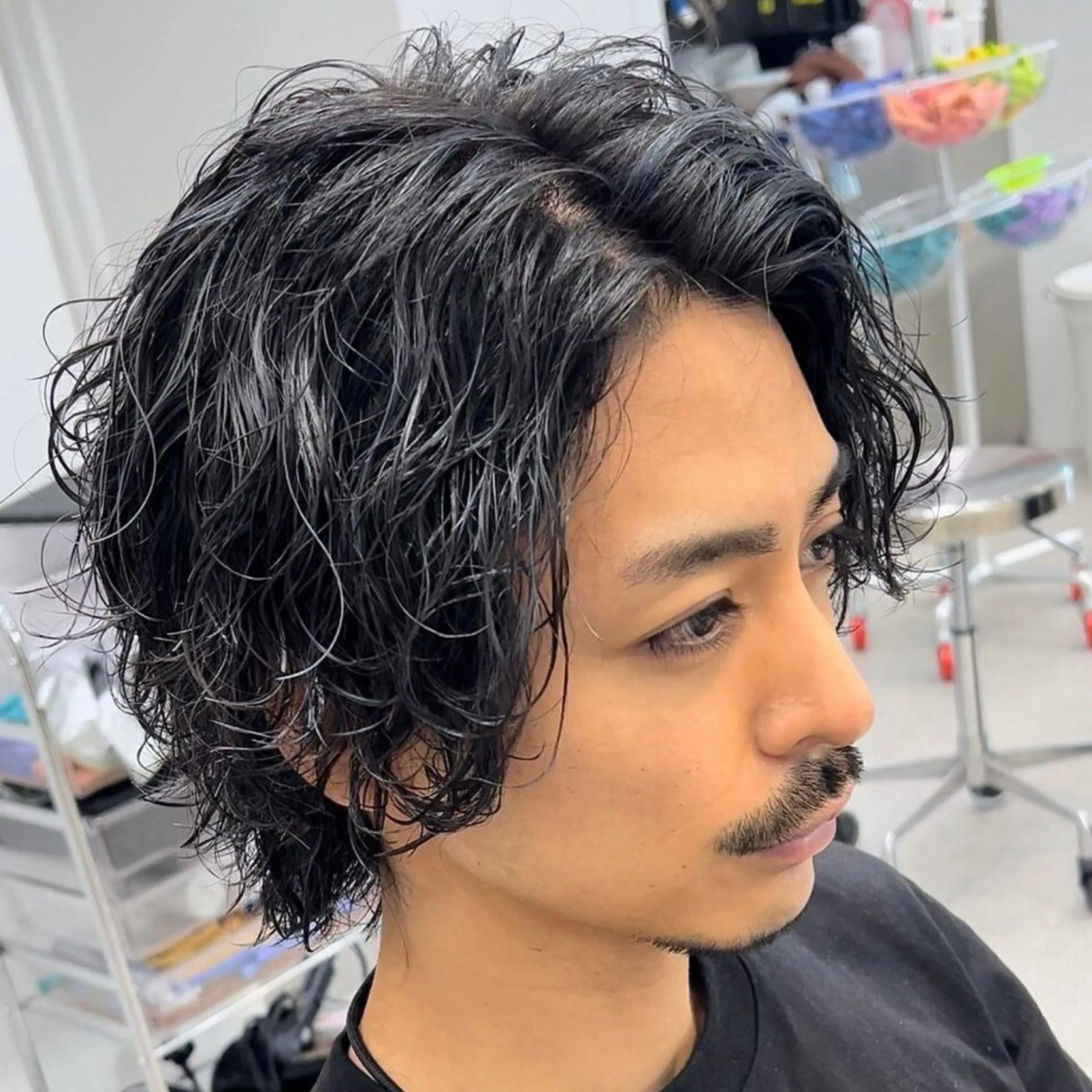 ミディアム パーマ メンズ ミディアムパーマ センターパート マッシュ メンズパーマ プードルパーマ カット パーマ 楽斗/メンズパーマ /シャドウパーマのヘアスタイル