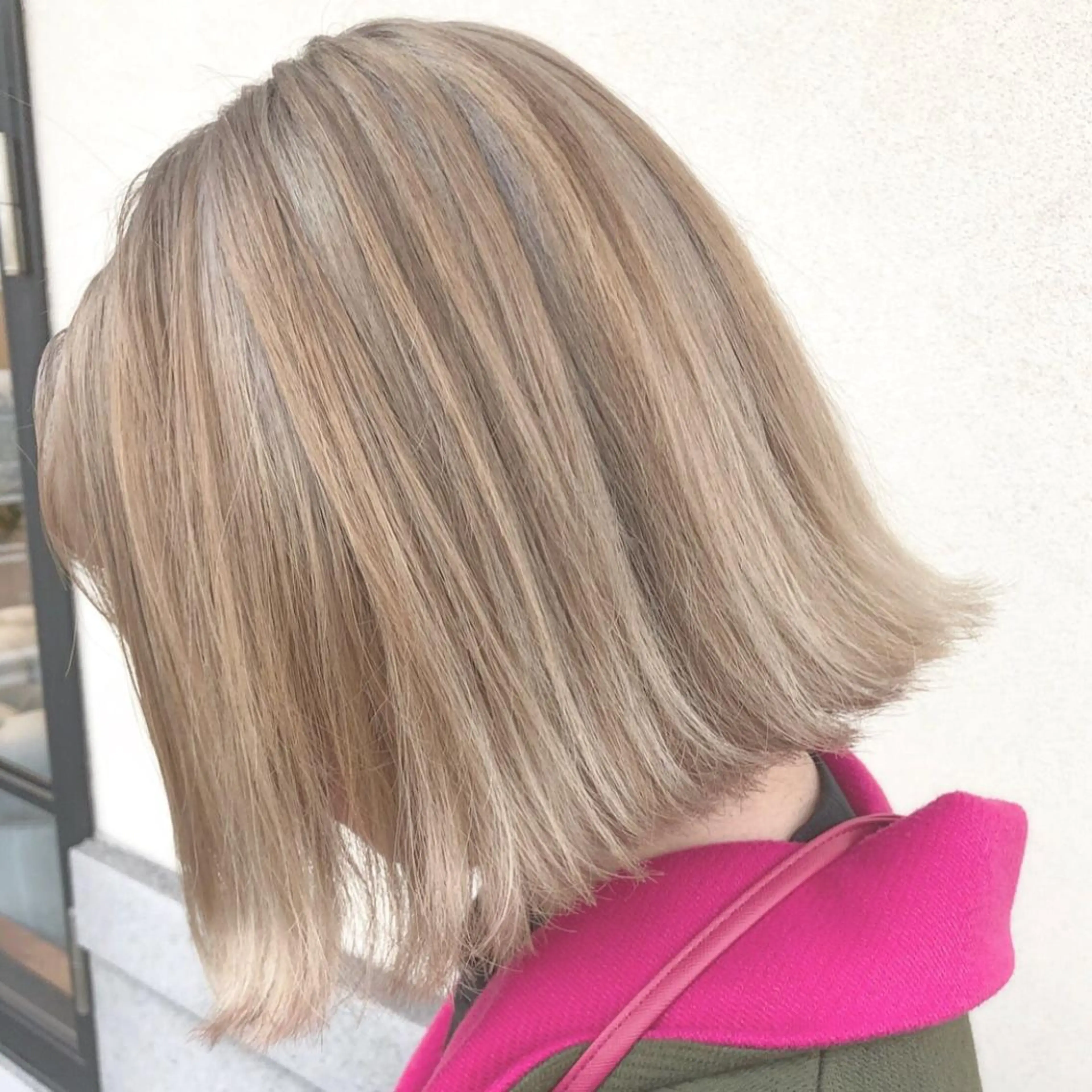ミディアム カラー ベージュカラー ブリーチ ホワイトベージュ 大石 陽菜のヘアスタイル