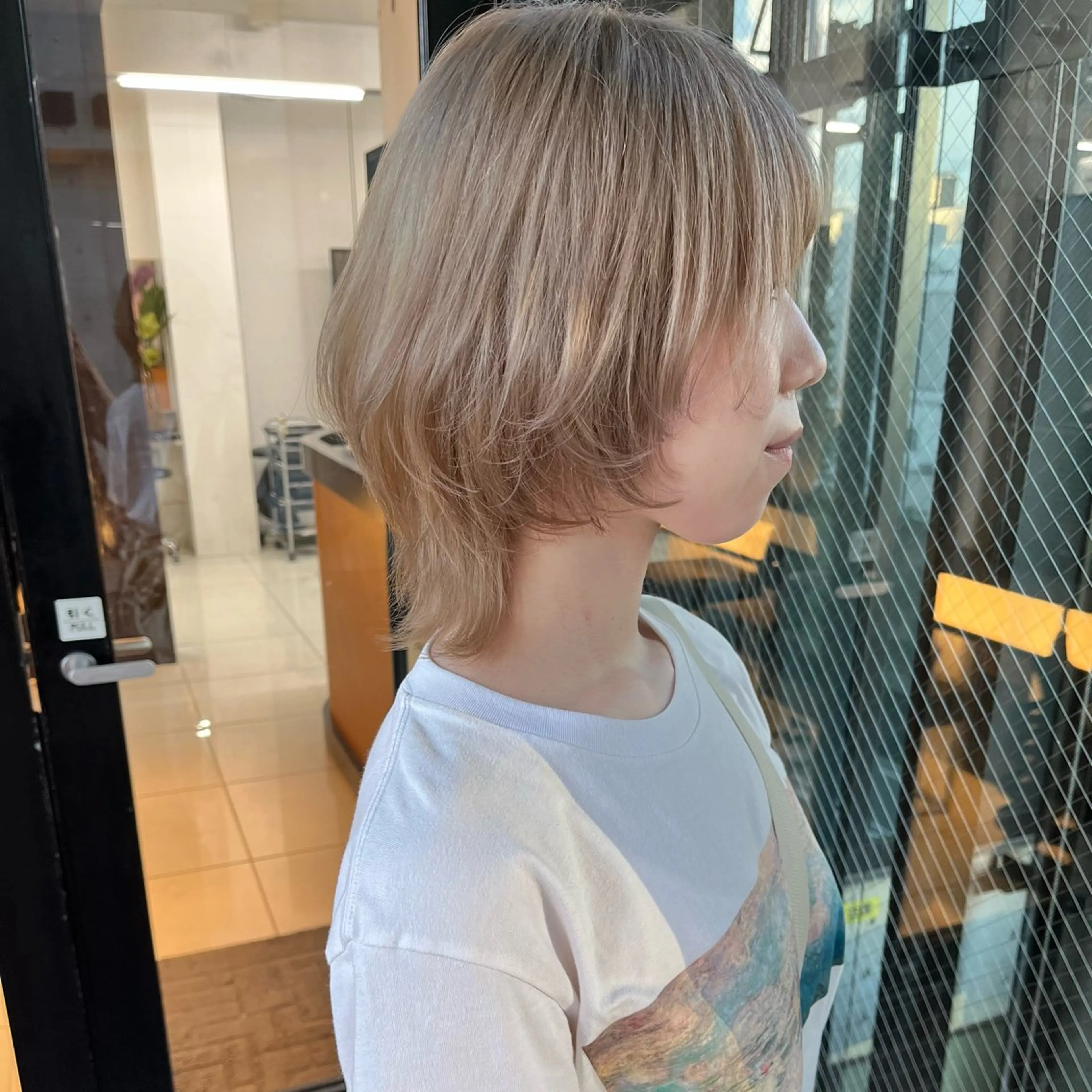ショート カラー ブロンド ハイトーンカラー ホワイトブロンド レイヤーカット BOOTH share salon所属・ハタケヤマヨシキ ／BOOTHのヘアスタイル