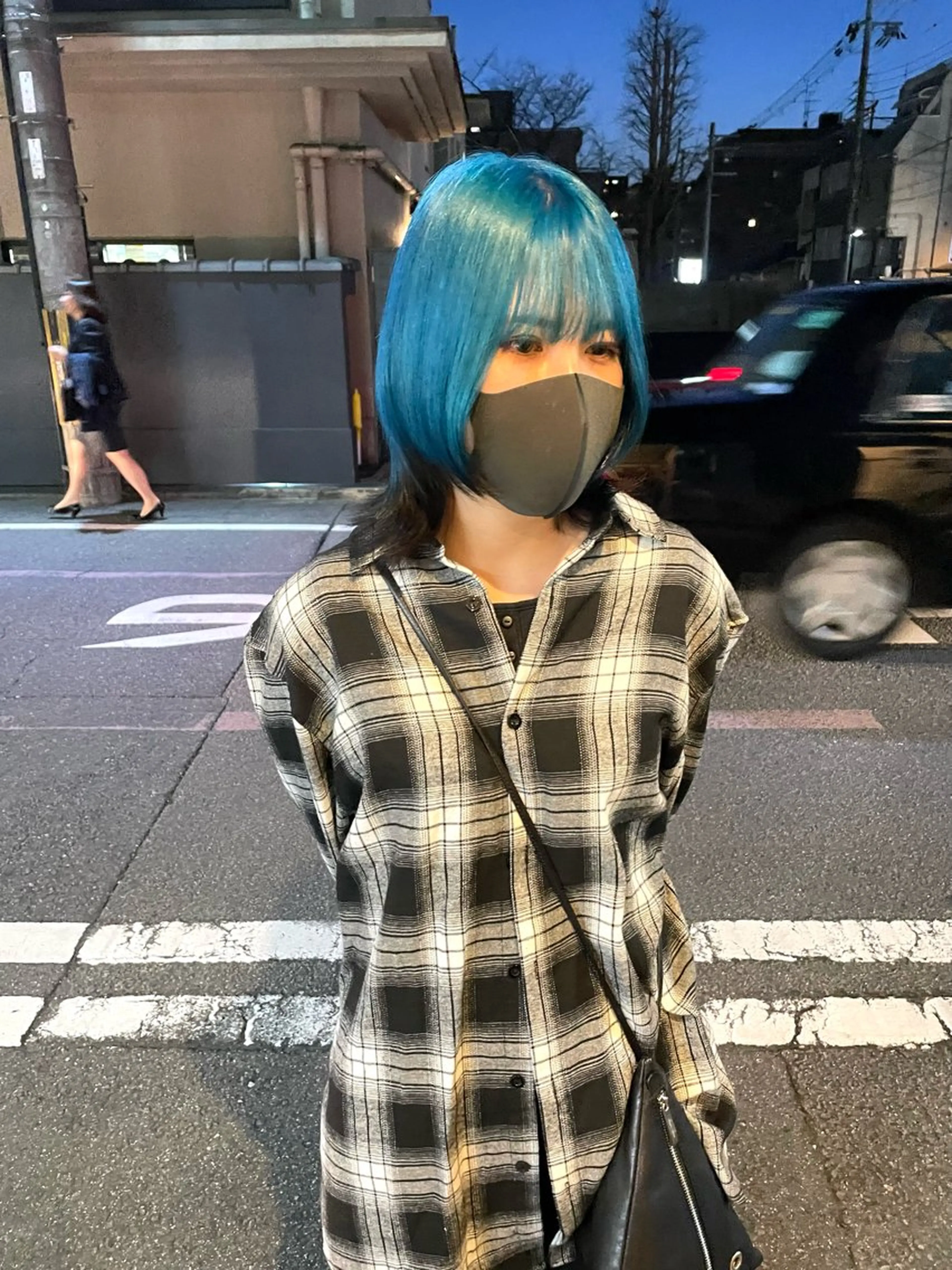 ミディアム カラー ブリーチ ブルーカラー デザインカラー ウルフカット ヘアカラー トリートメント darts所属・マツダ レンのヘアスタイル