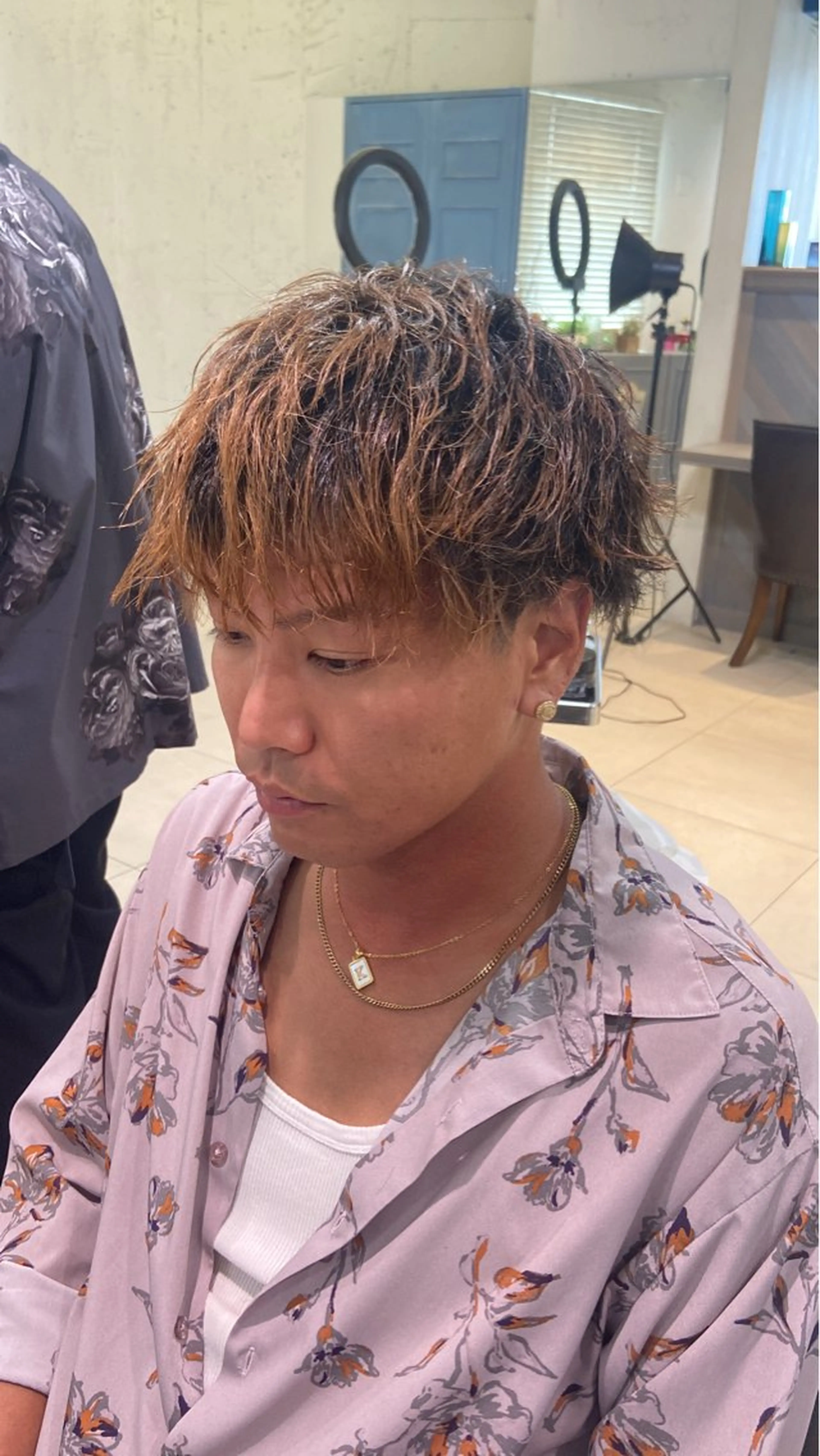 メンズ マッシュ 刈り上げ 波巻きパーマ 顔周りカット/レイヤ ーカット透明感カラーのヘアスタイル
