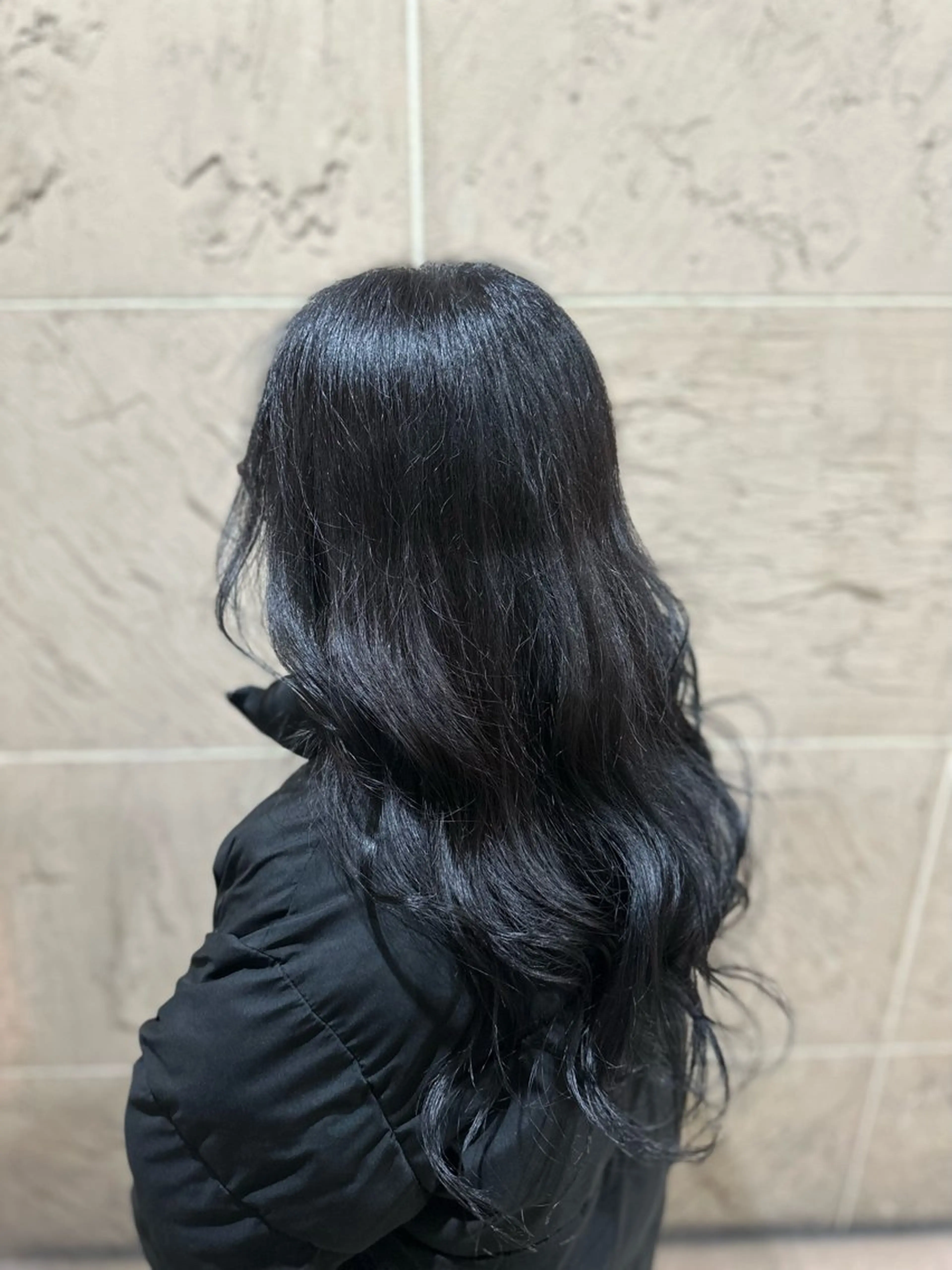 ロング カラー バレイヤージュ 黒髪 ブルーカラー レイヤーカット 溜 一太のヘアスタイル