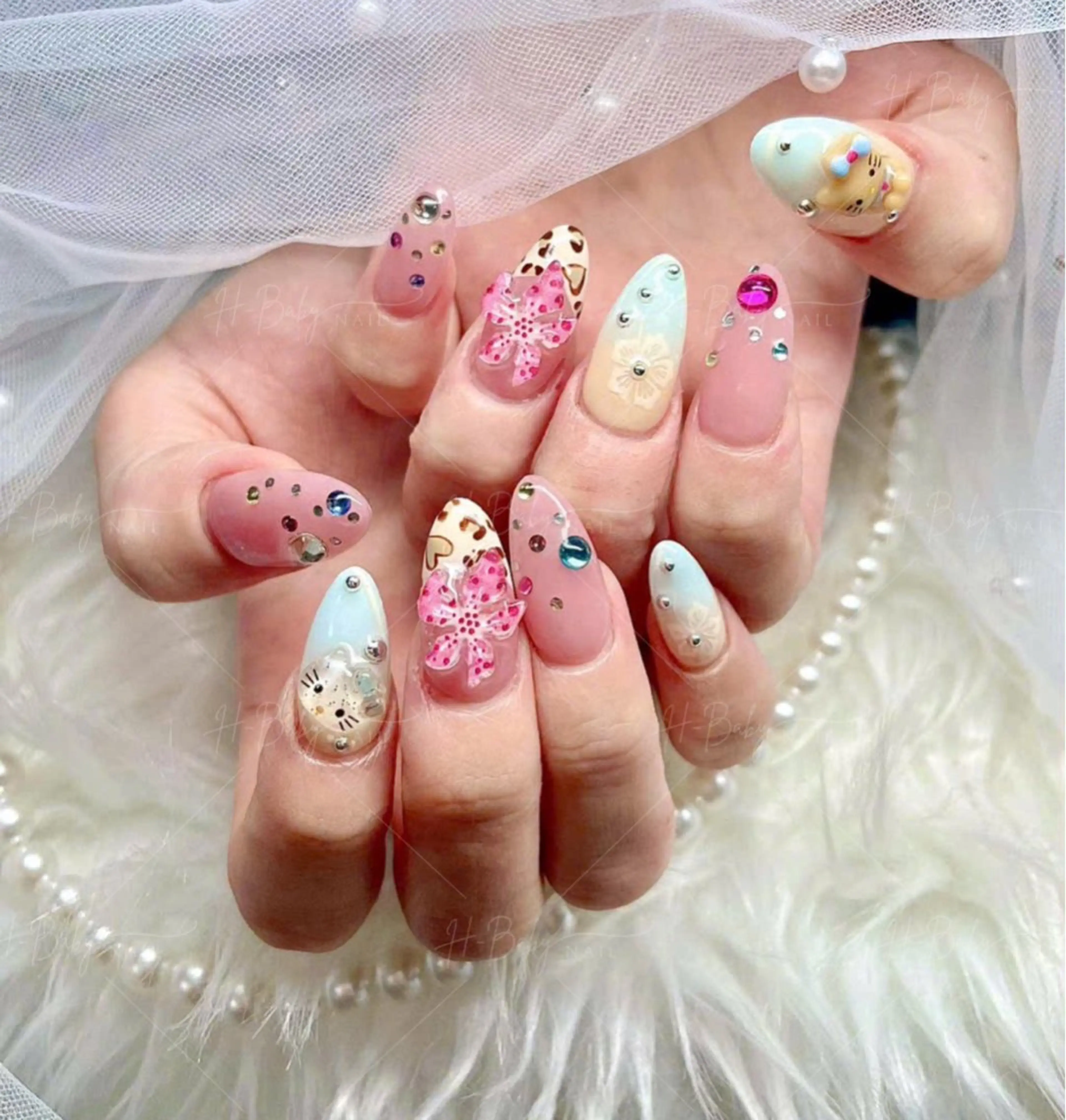 ネイル オーロラネイル フレンチネイル ジェルネイル ハロウィン キラキラネイル H.baby Nail Salon所属・H.baby Nail Salonのネイルデザイン