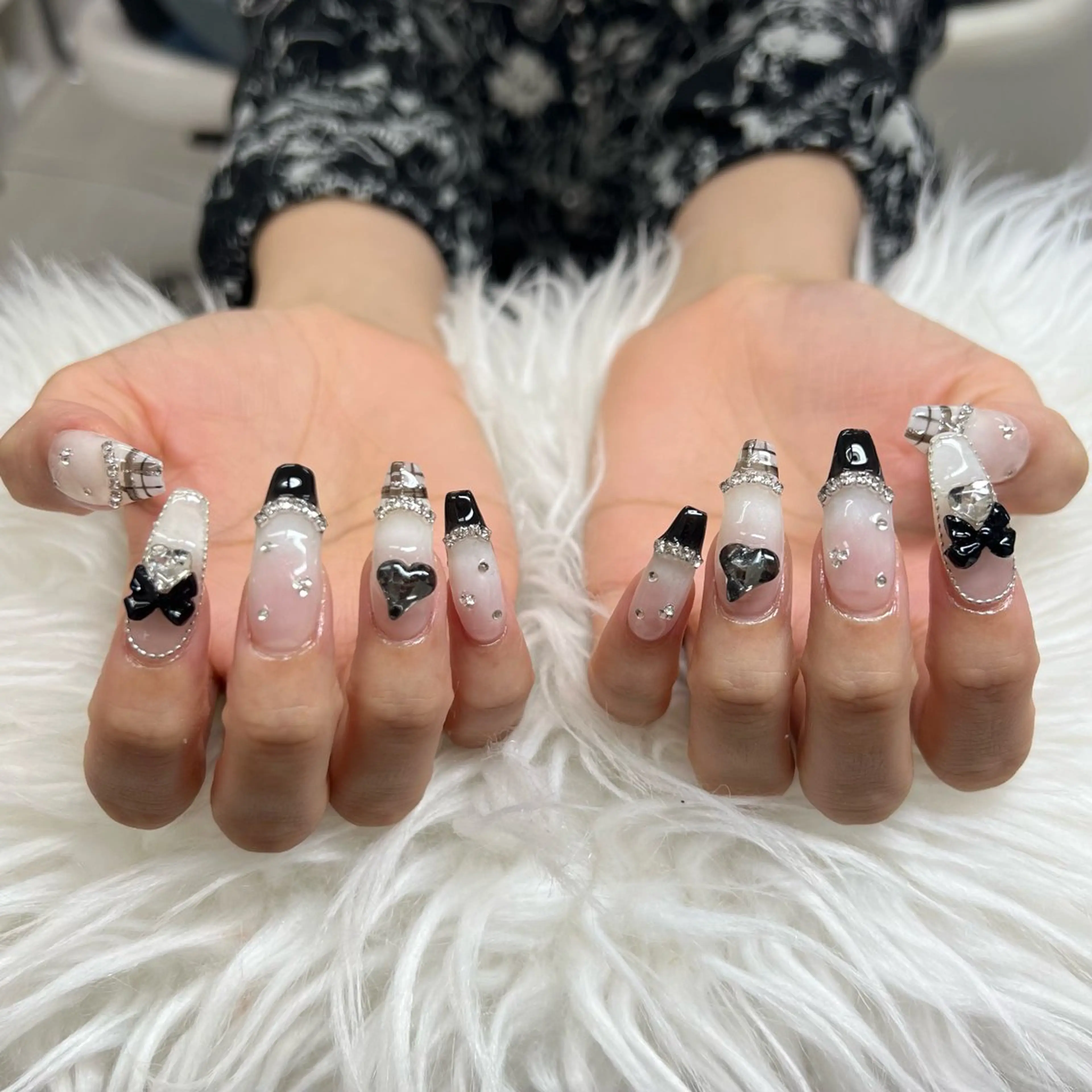ネイル チークネイル 長さ出し フレンチネイル ジェルネイル ガラスフレンチ ハンドネイル anh nail anne🤍のネイルデザイン