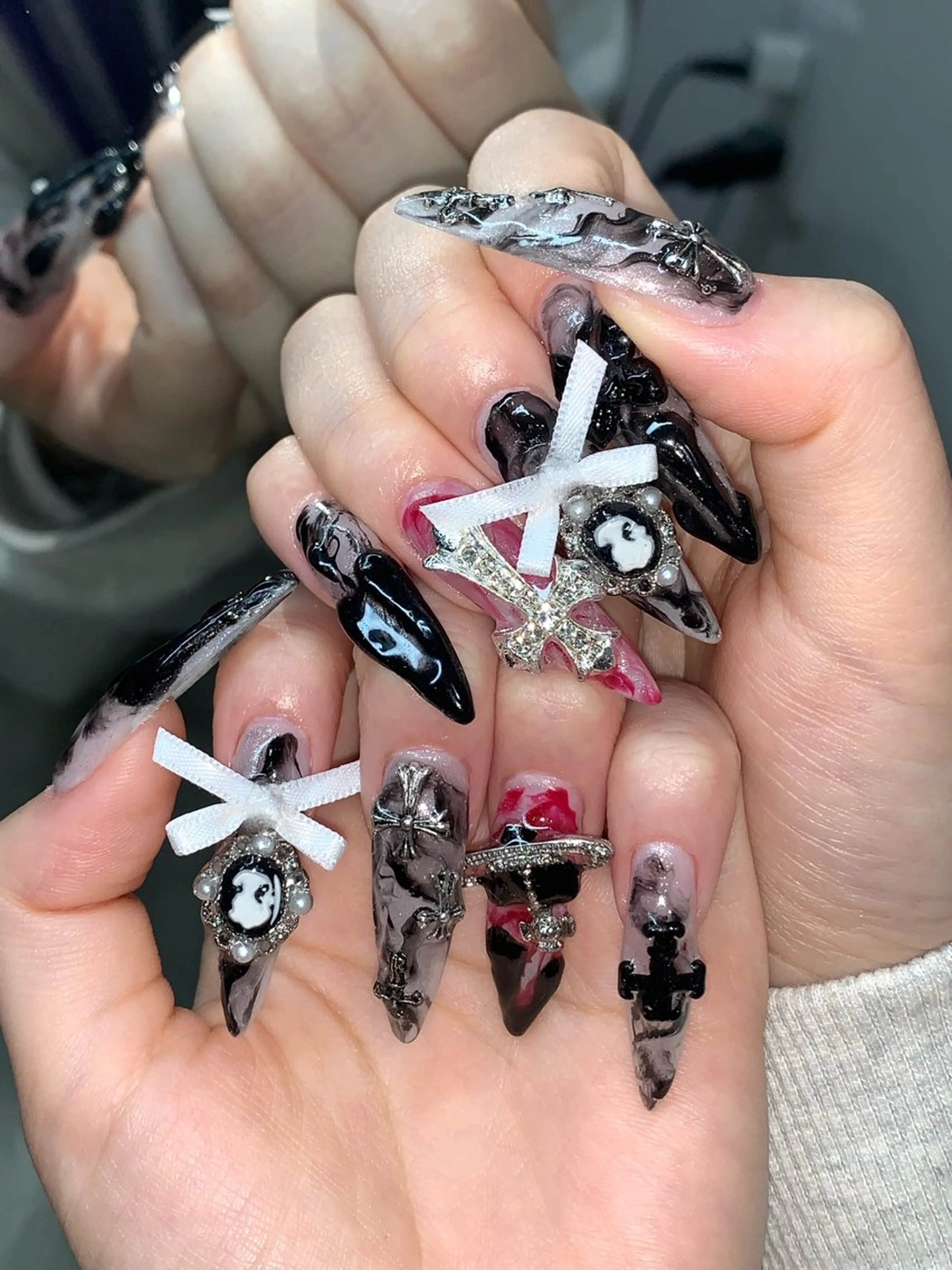 ネイル ハンドネイル NES NAIL所属・さゆり￤推しキャラ ￤ロングネイル🩷のネイルデザイン