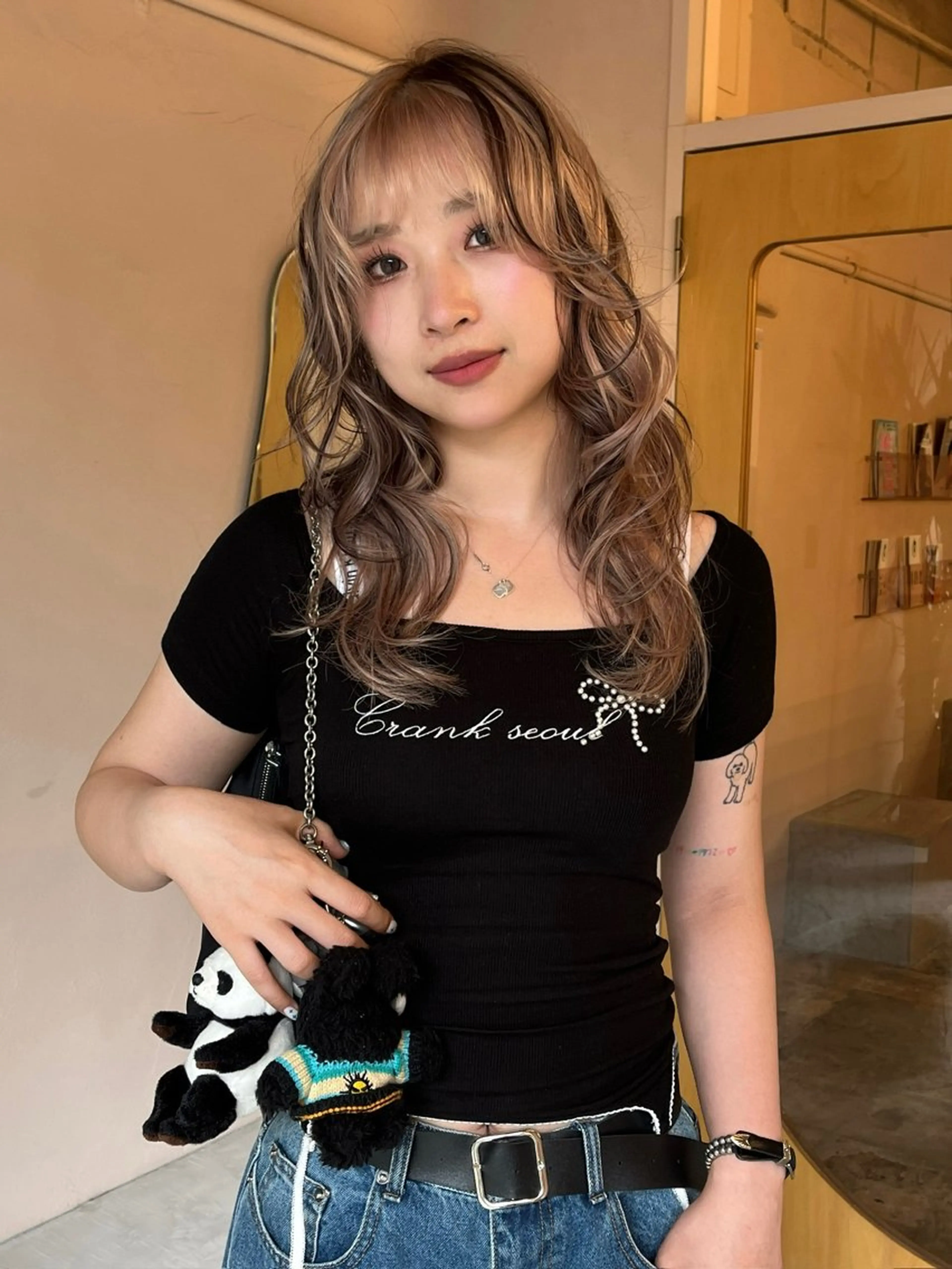 セミロング カラー ベージュカラー ハイトーンカラー ハイトーンベージュ レイヤーカット カット ヘアカラー iru所属・mi kiのヘアスタイル