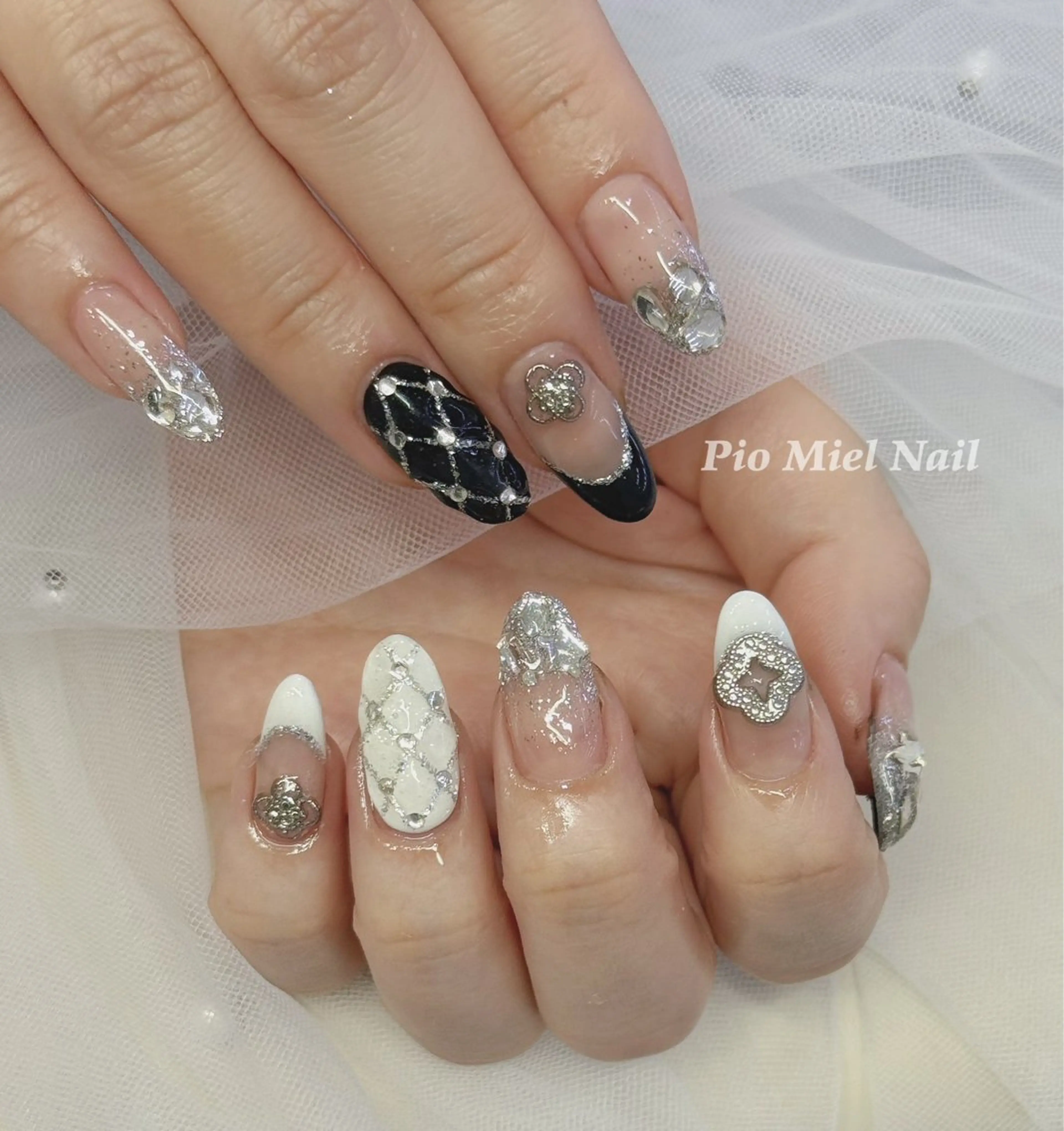 ネイル ガーリー ラメ(グリッター) ロングネイル ホワイト 冬ネイル ハンドネイル momo 長さだしのネイルデザイン